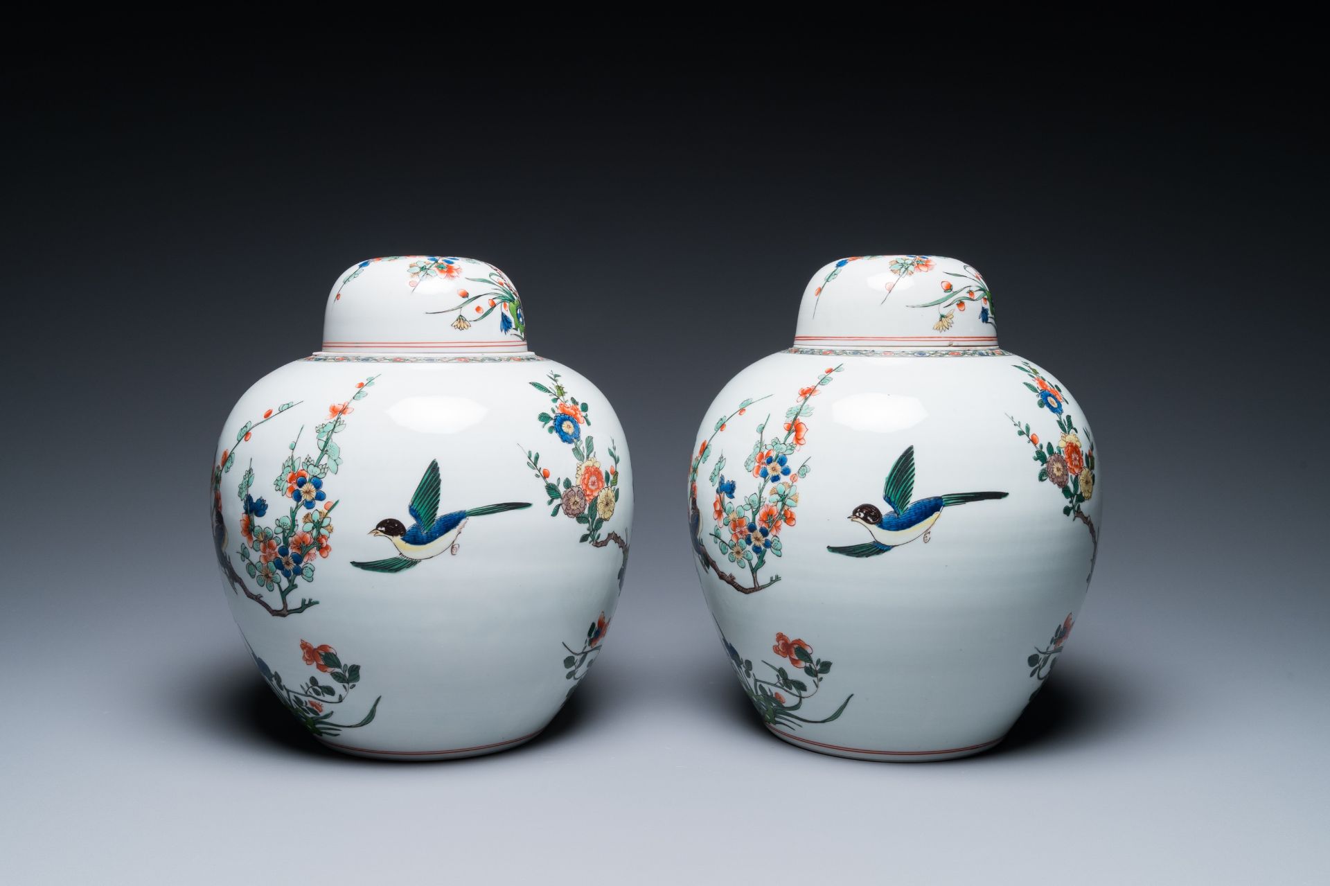 A Chinese famille rose 'Fort Folly' plate and a pair of Samson famille verte-style jars and covers, - Bild 5 aus 9