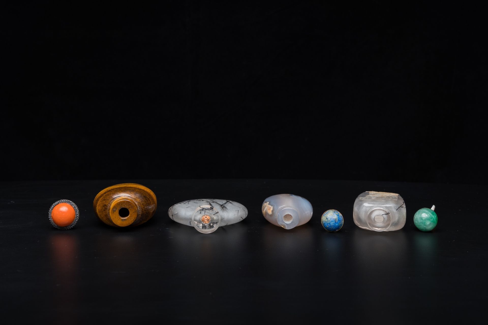 Eight Chinese agate, hardstone and quartz snuff bottles, 19/20th C. - Image 8 of 9