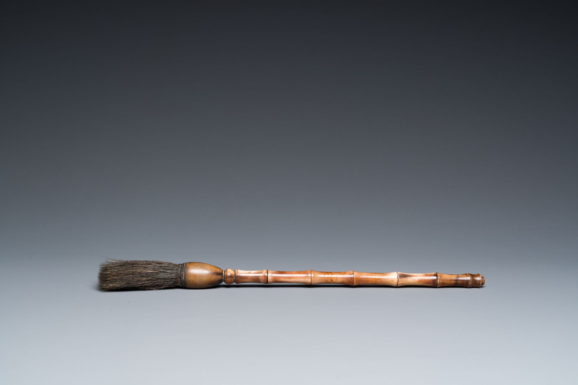 Five Chinese scholar's objects in bamboo, bone, inlaid wood and soapstone, 19/20th C. - Bild 6 aus 13
