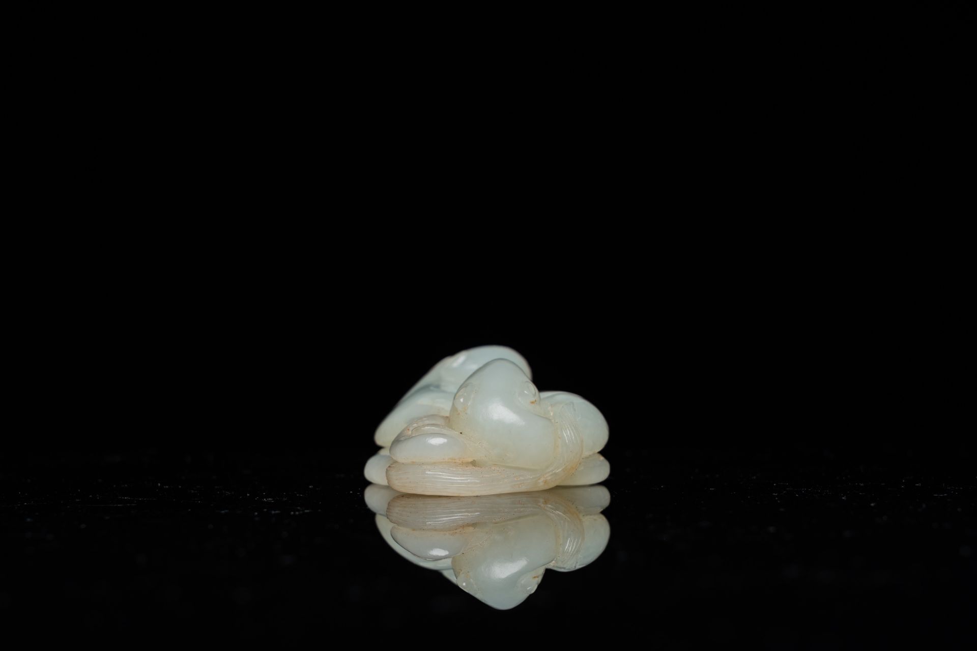 A Chinese 'twin cat' carved jade pendant, Qing - Image 7 of 7