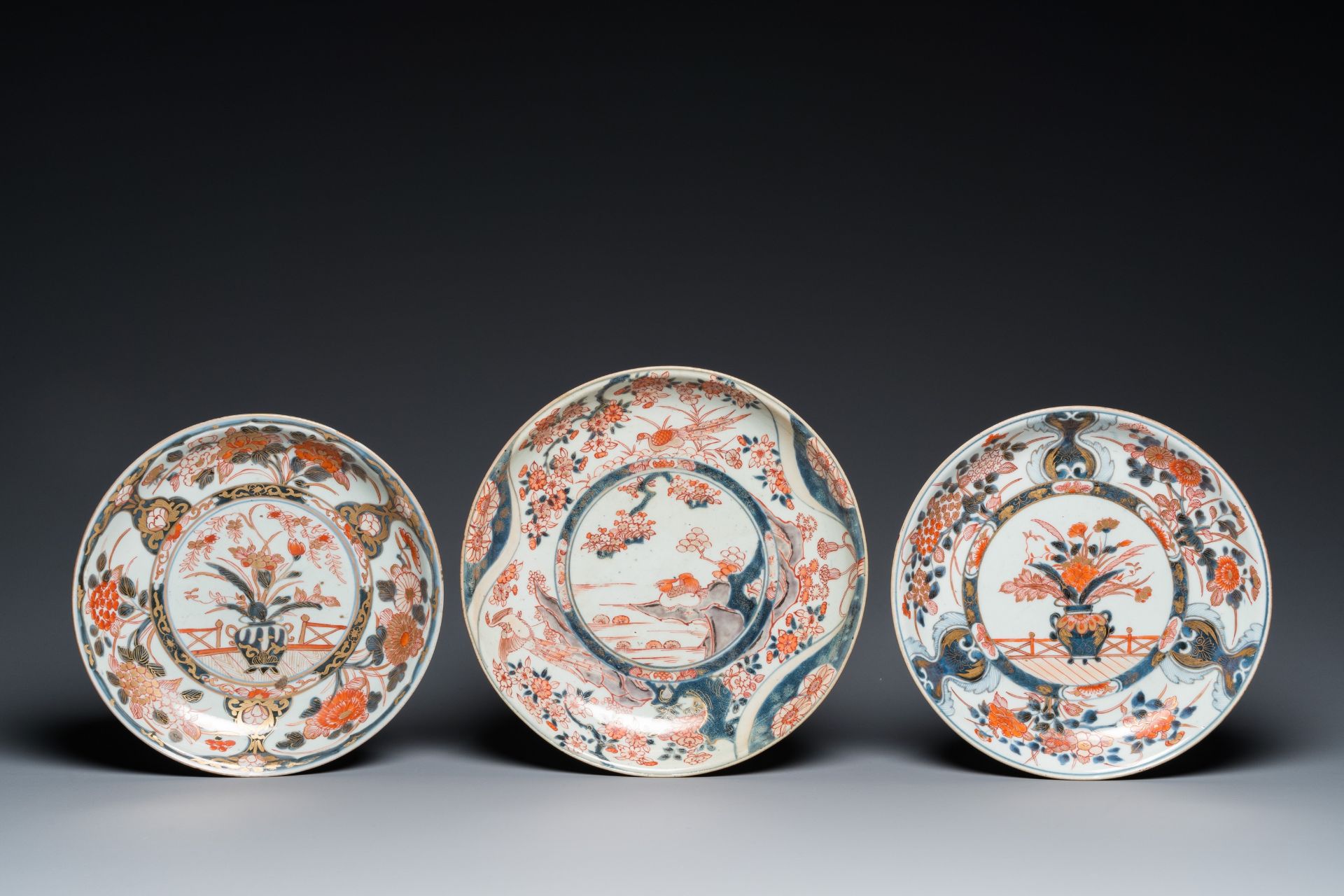 Three Japanese Imari dishes, Edo, 17/18th C. - Image 2 of 3