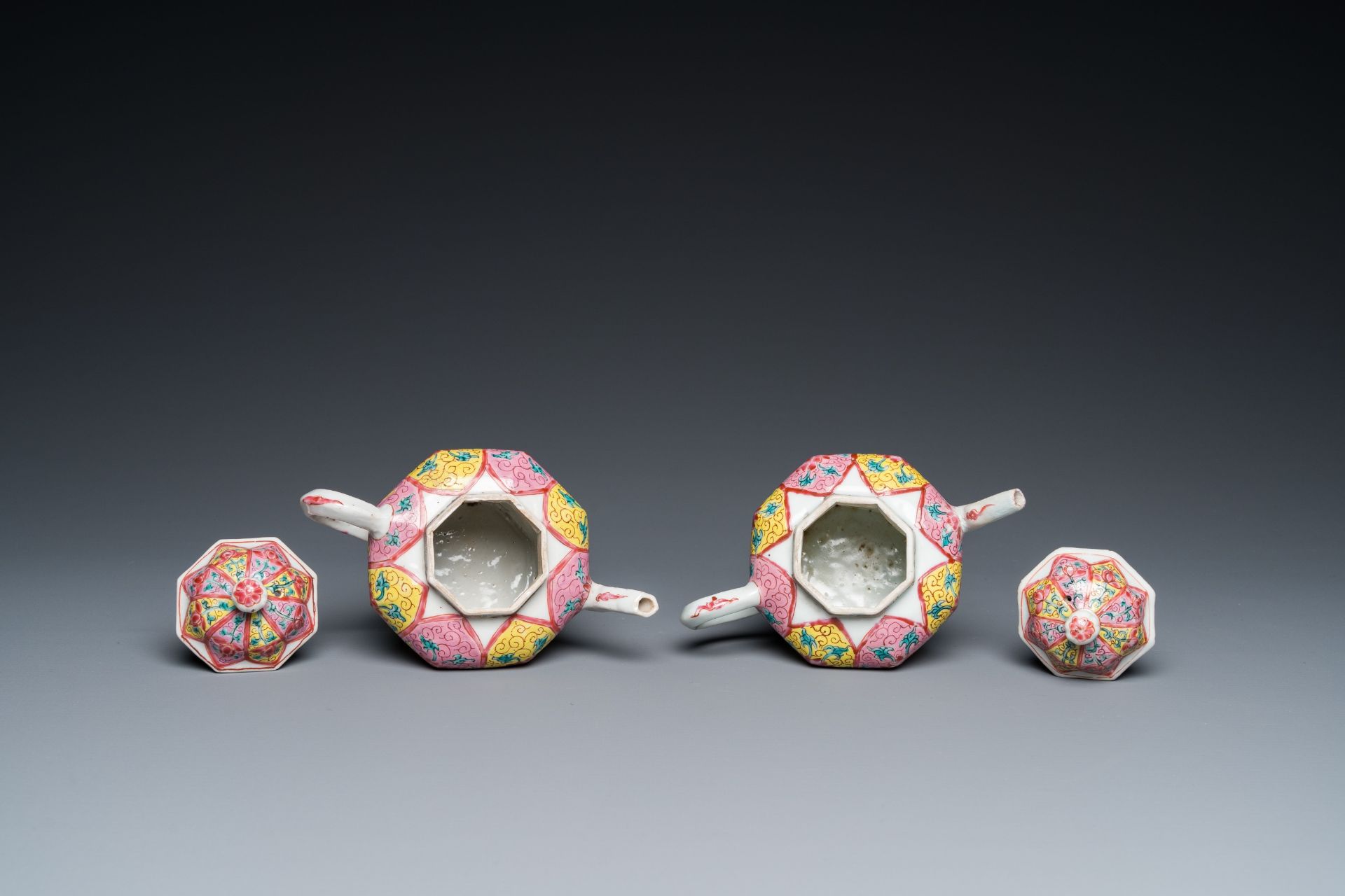 A pair of Chinese octagonal famille rose teapots on stands, Yongzheng - Bild 9 aus 11