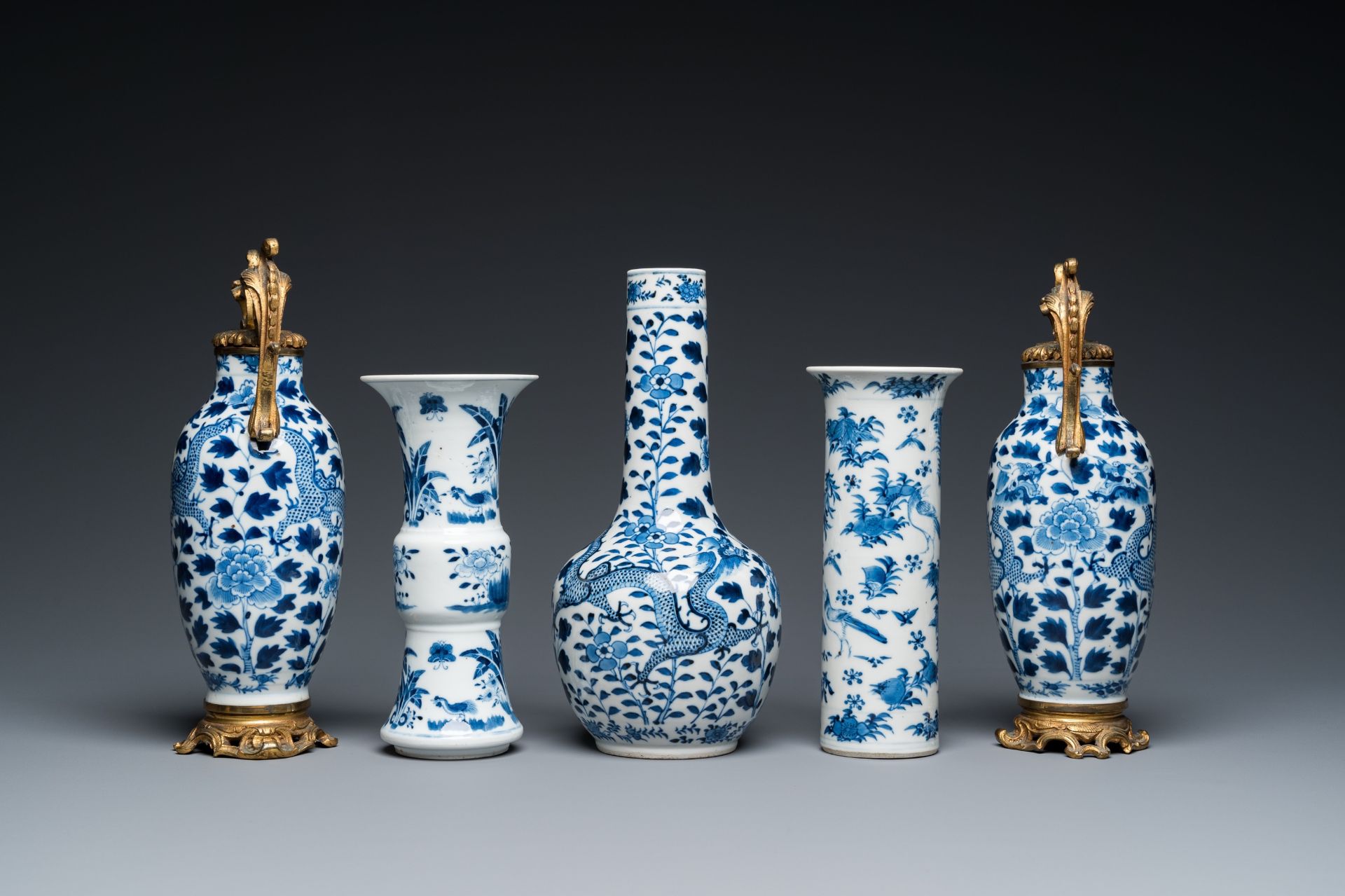 Five Chinese blue and white vases, 19th C. - Bild 5 aus 7