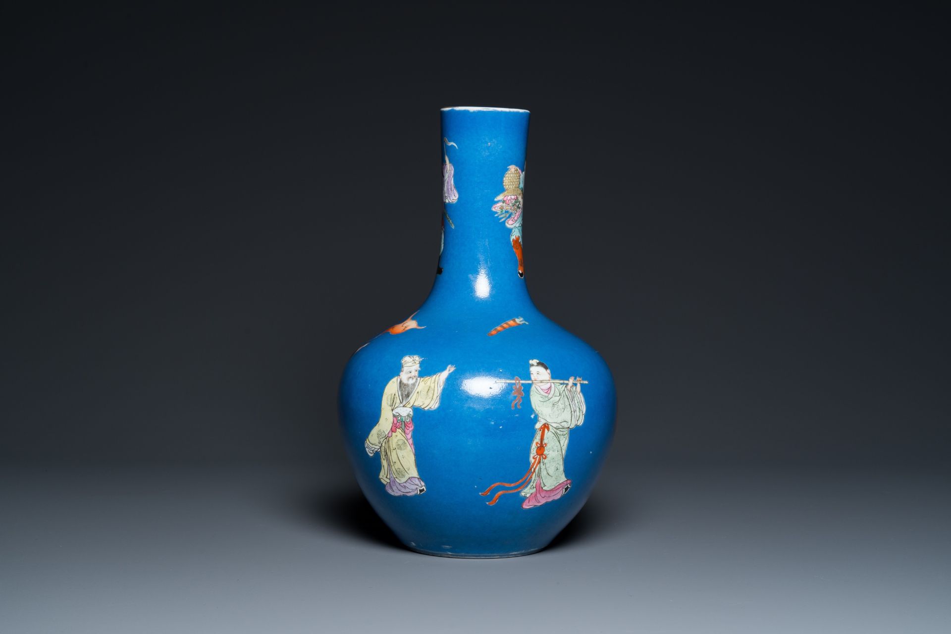 A Chinese blue-ground famille rose 'eight immortals' bottle vase, Qianlong mark, 19th C. - Bild 2 aus 6