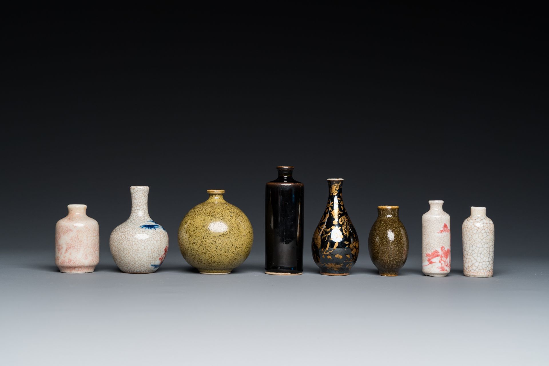 Five various Chinese snuff bottles and three miniature vases, 19/20th C. - Bild 5 aus 7