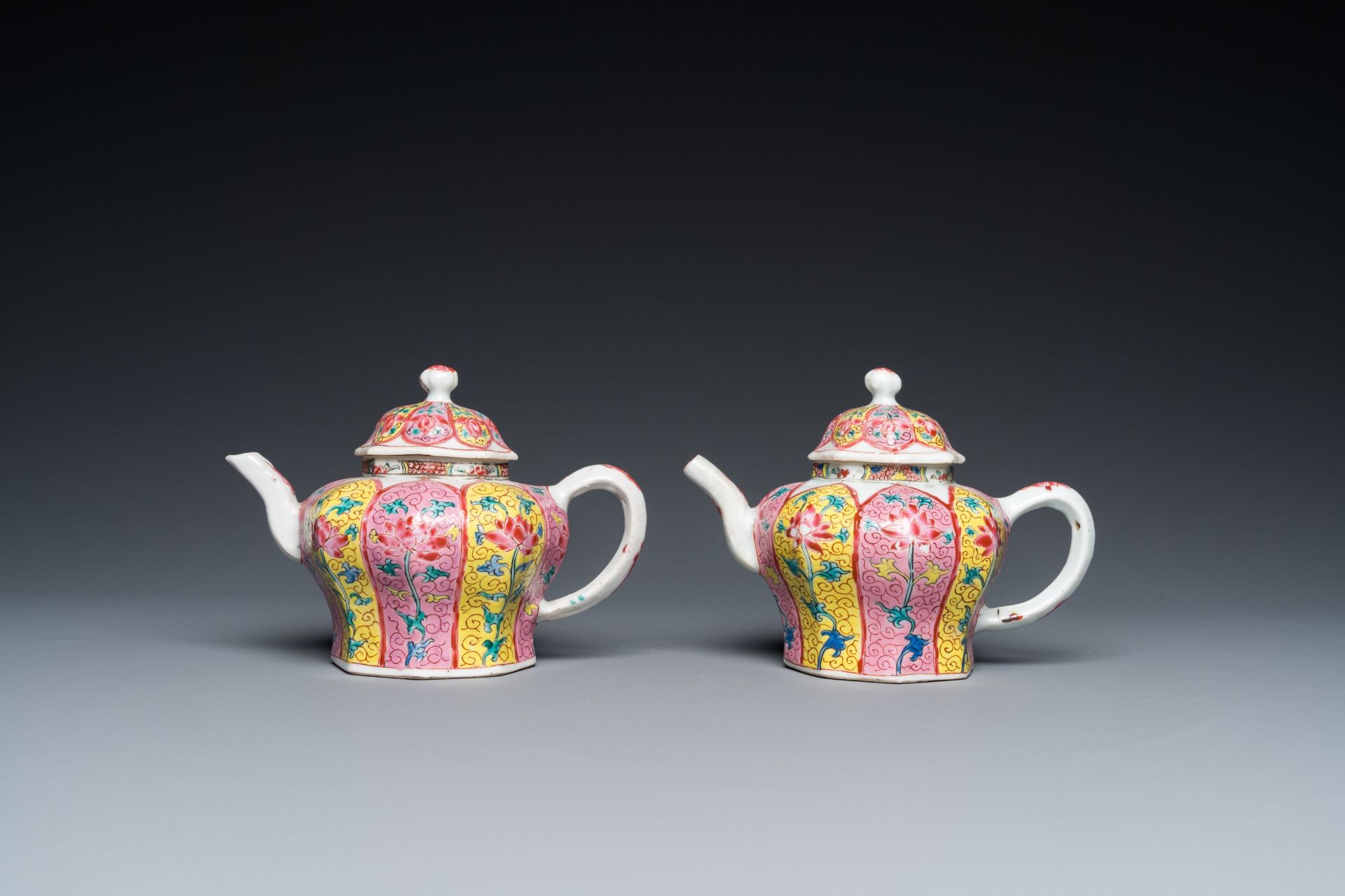 A pair of Chinese octagonal famille rose teapots on stands, Yongzheng - Bild 5 aus 11