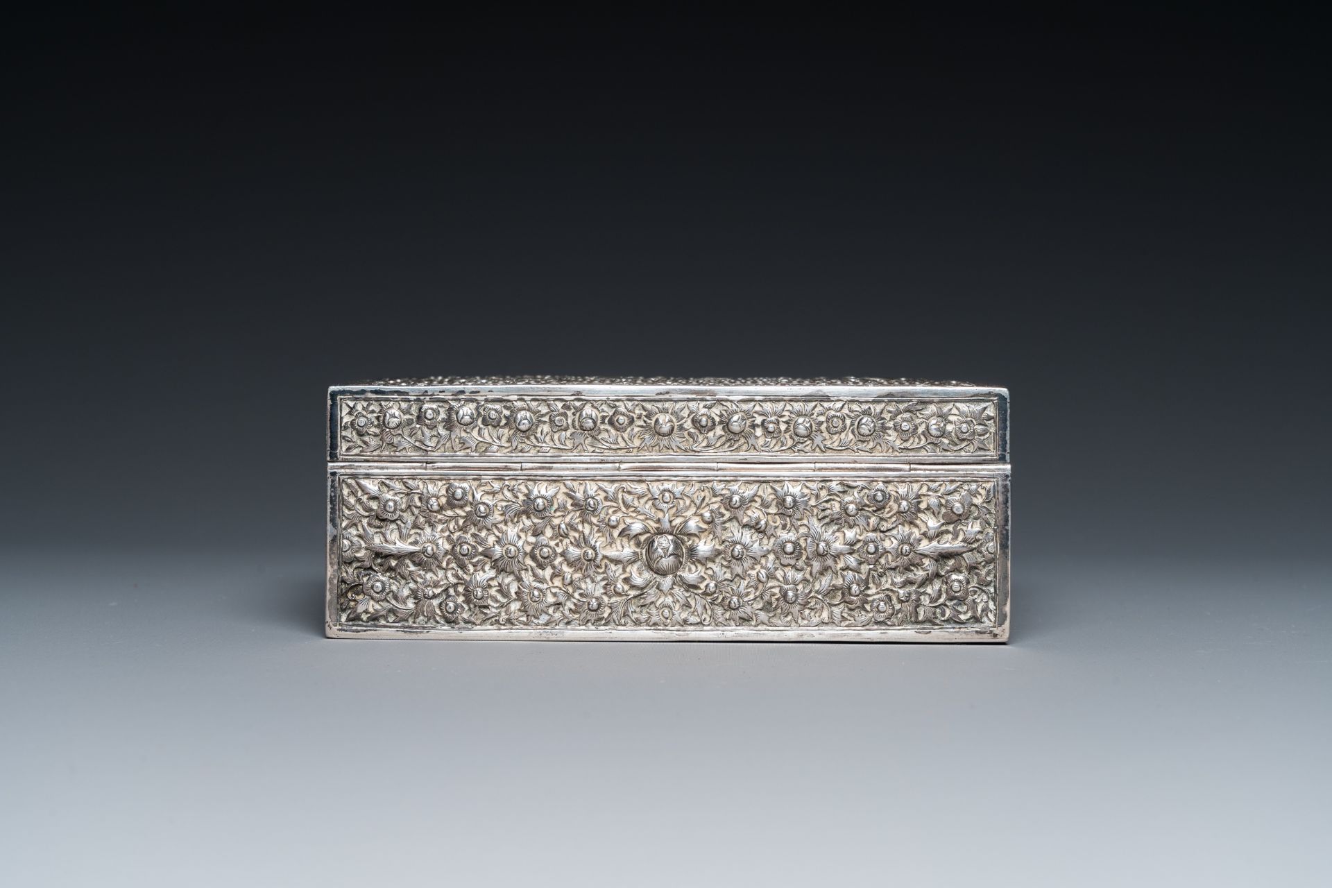 A rectangular Thai silver box, 19/20th C. - Image 4 of 8