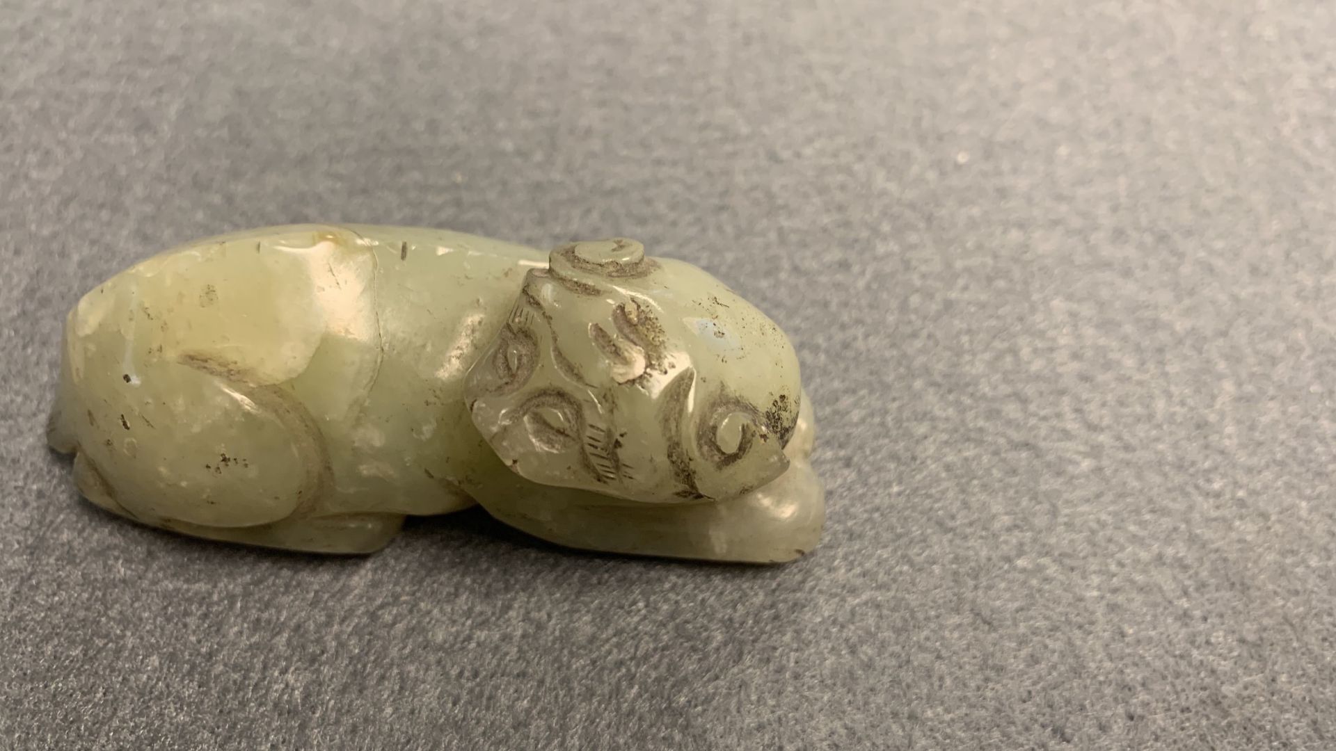 Five Chinese celadon and russet jade carvings, 19th C. - Bild 14 aus 21