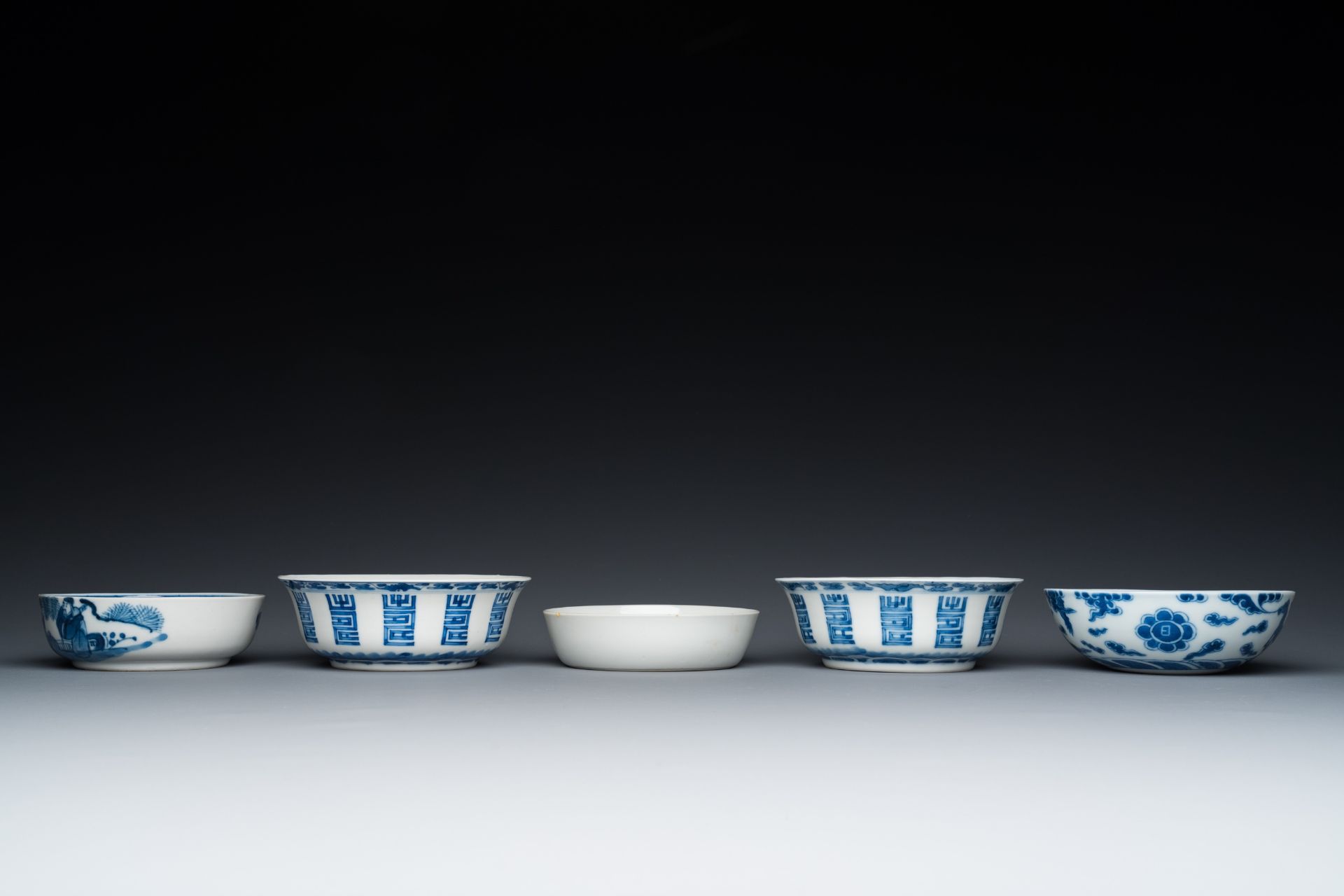 Five Chinese blue and white bowls, 19/20th C. - Bild 3 aus 7