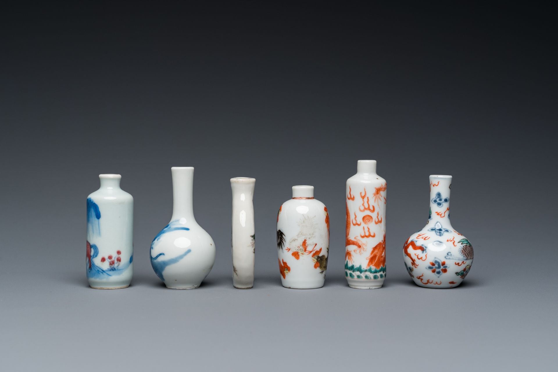 Four various Chinese snuff bottles and two miniature bottle vases, 19/20th C. - Bild 5 aus 7