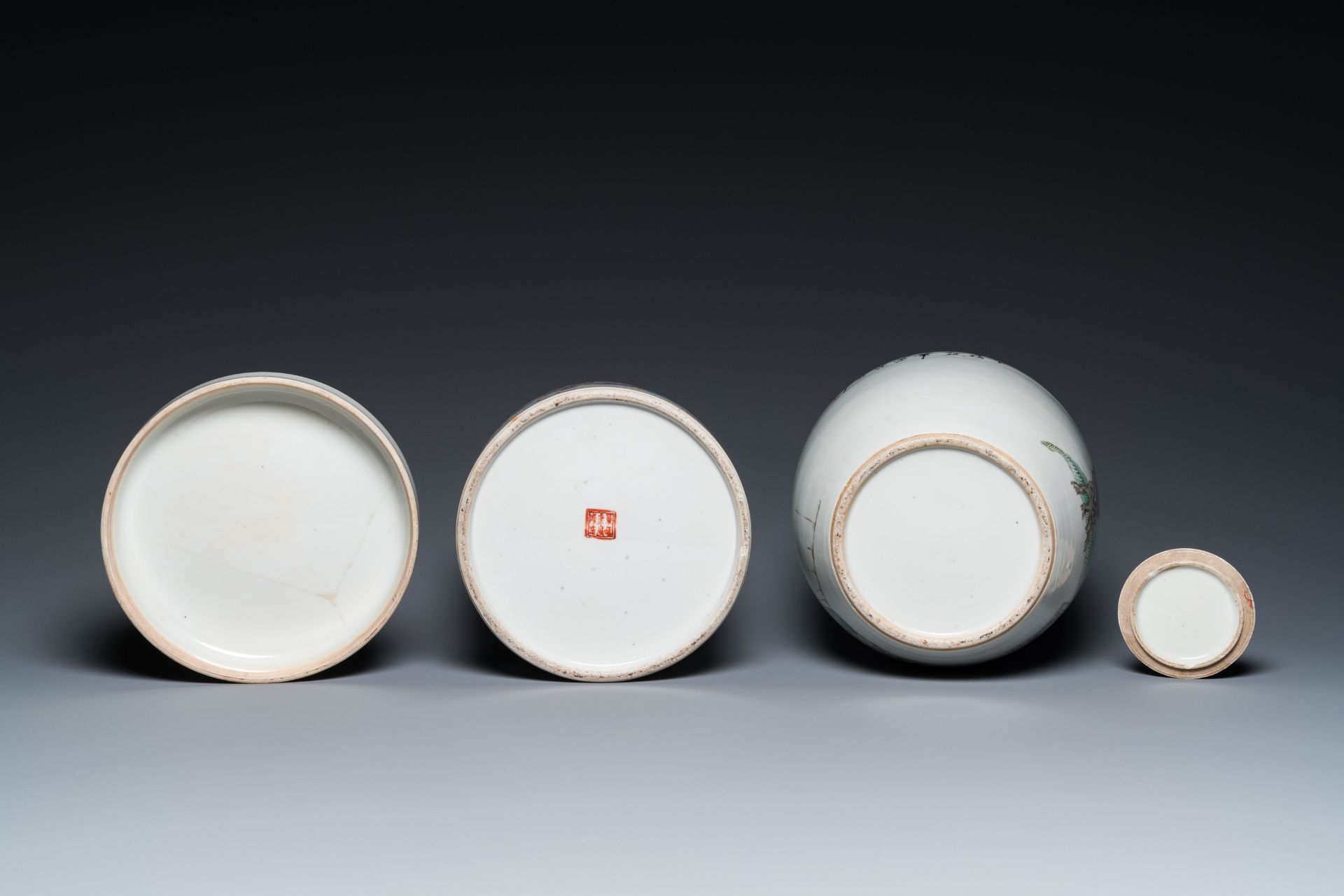 Four Chinese famille rose and qianjiang cai porcelain wares, 19/20th C. - Bild 7 aus 13