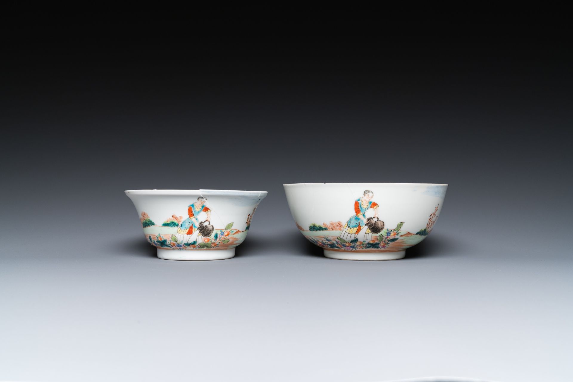 Two fine Chinese famille rose 'European subject' bowls, Qianlong - Bild 5 aus 7