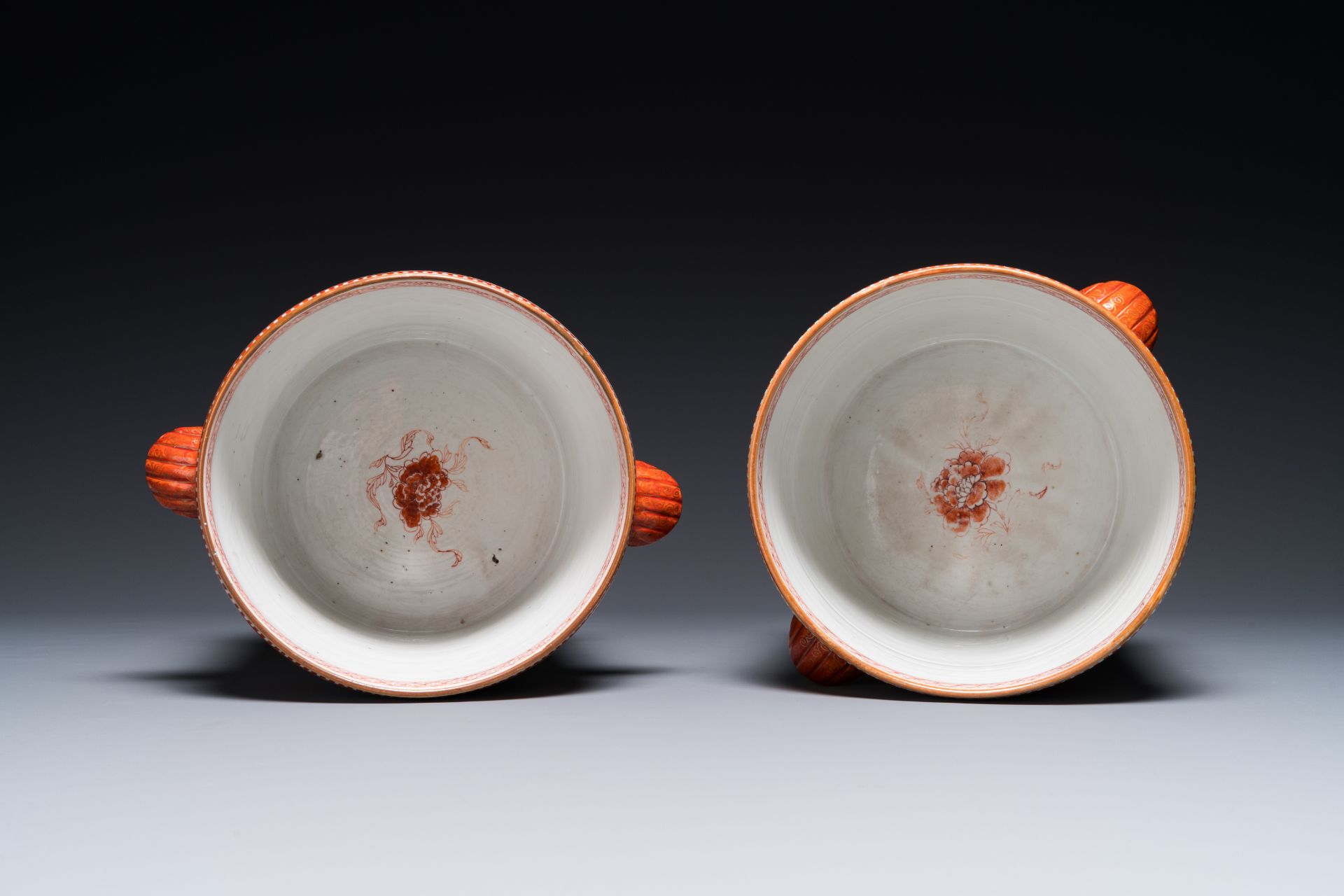 A pair of Chinese famille rose 'Pompadour' wine coolers, Qianlong - Bild 7 aus 7