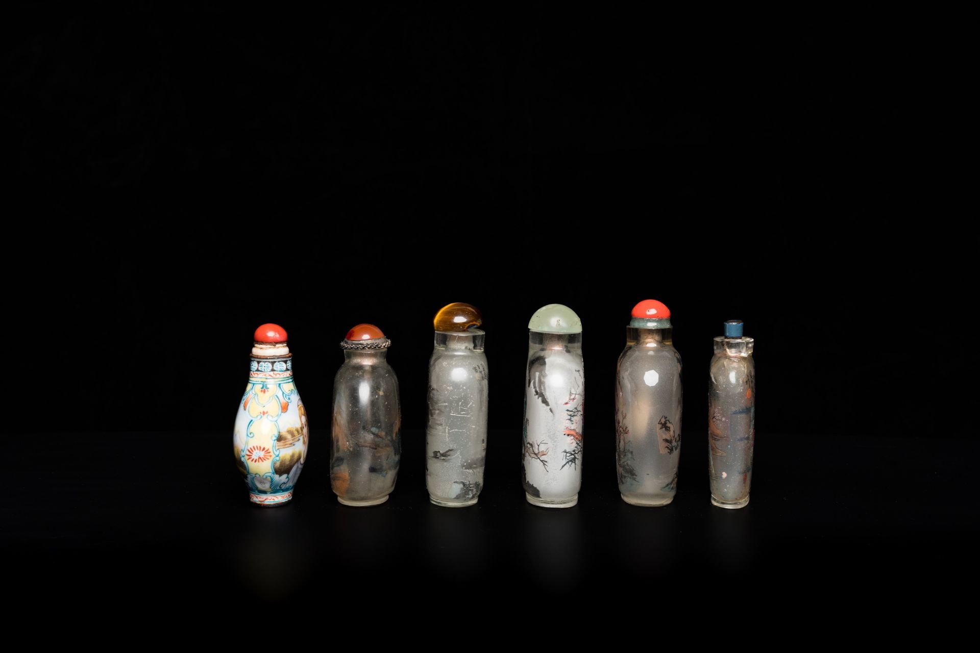 Five Chinese inside-painted glass snuff bottles and one in Canton or Beijing enamel, 19/20th C. - Image 5 of 7