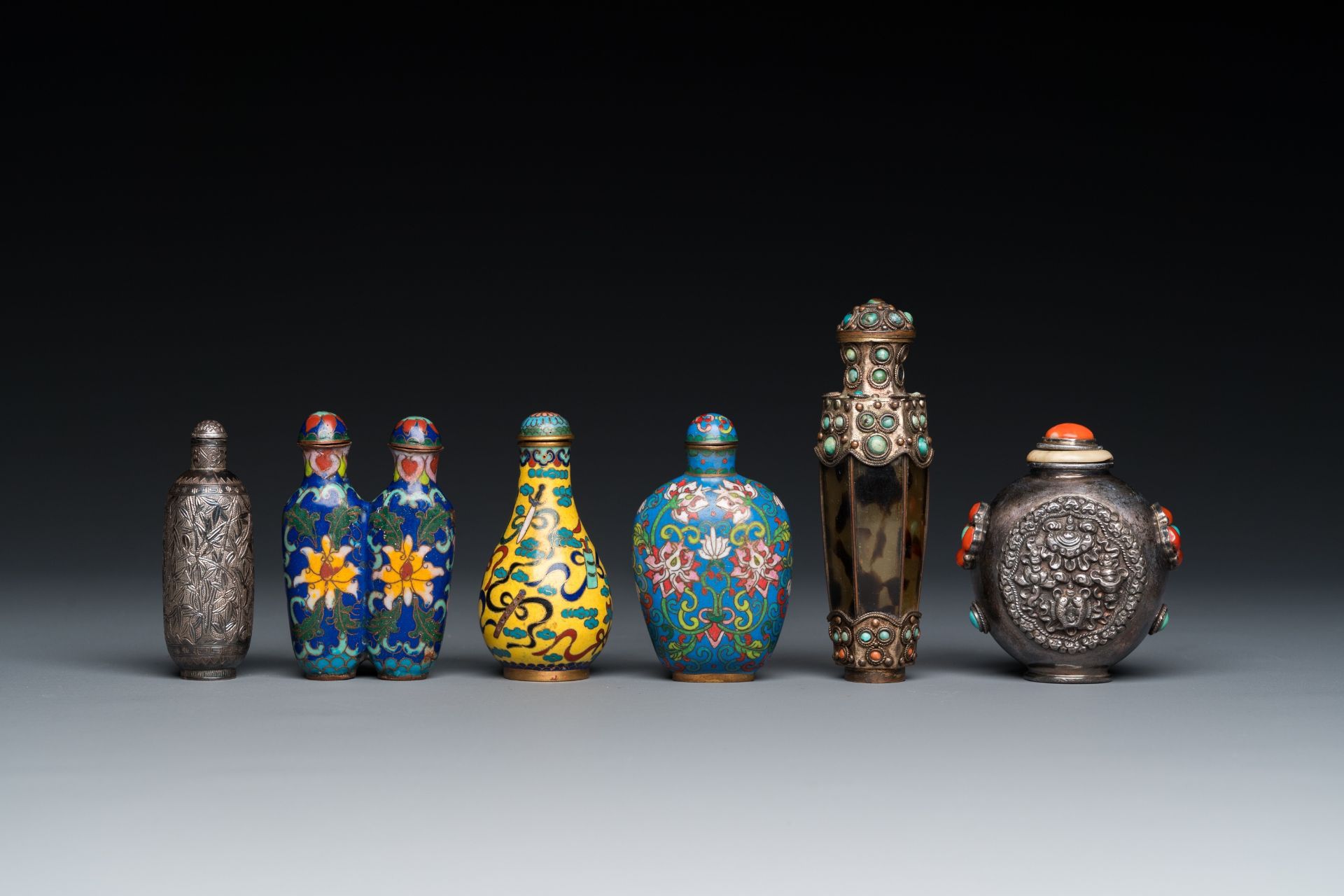 Six Chinese silver and cloisonne snuff bottles, 19/20th C. - Image 2 of 6