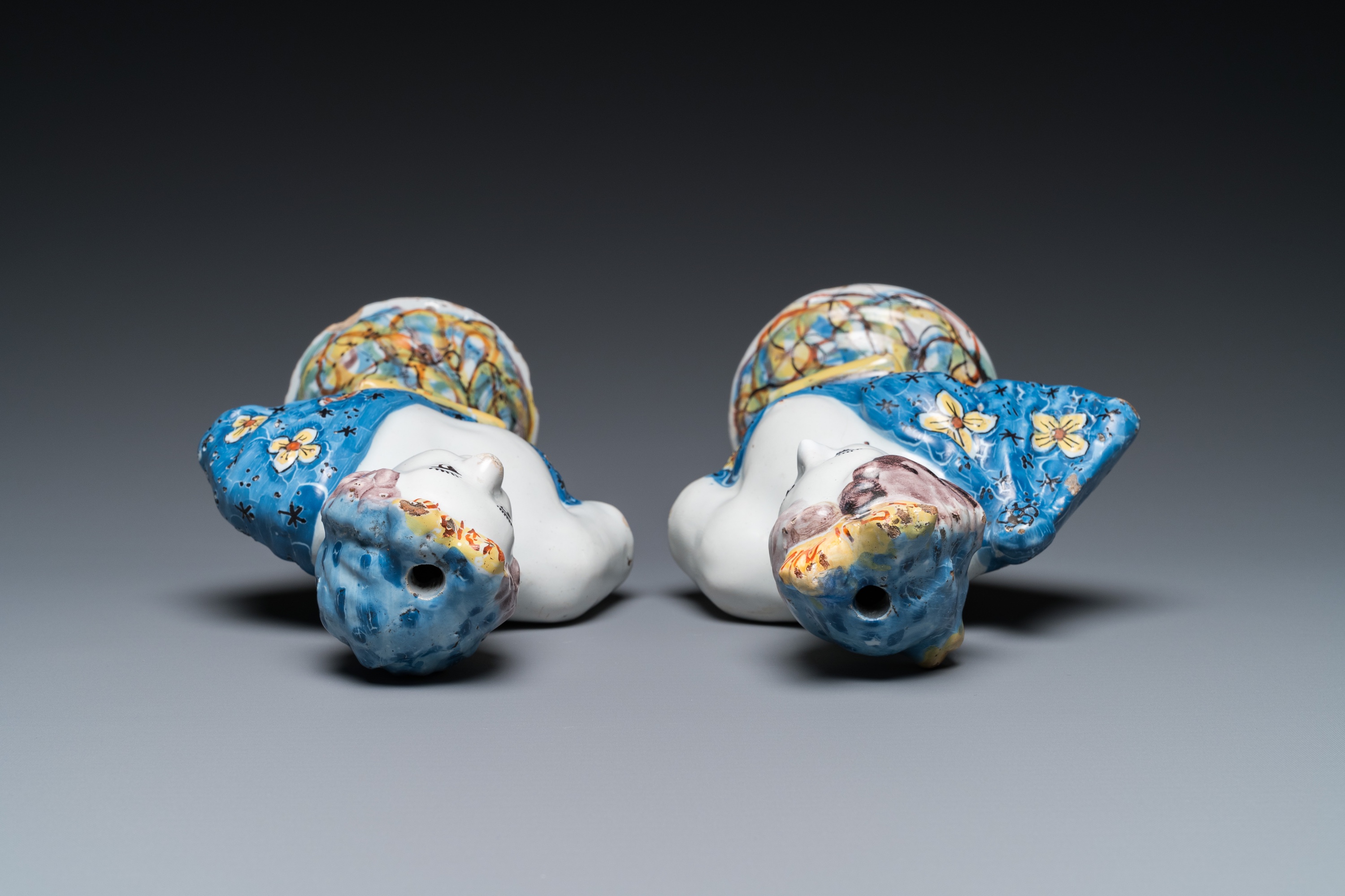 A pair of polychrome Dutch Delft busts on bases imitating marble, 18th C. - Image 7 of 7