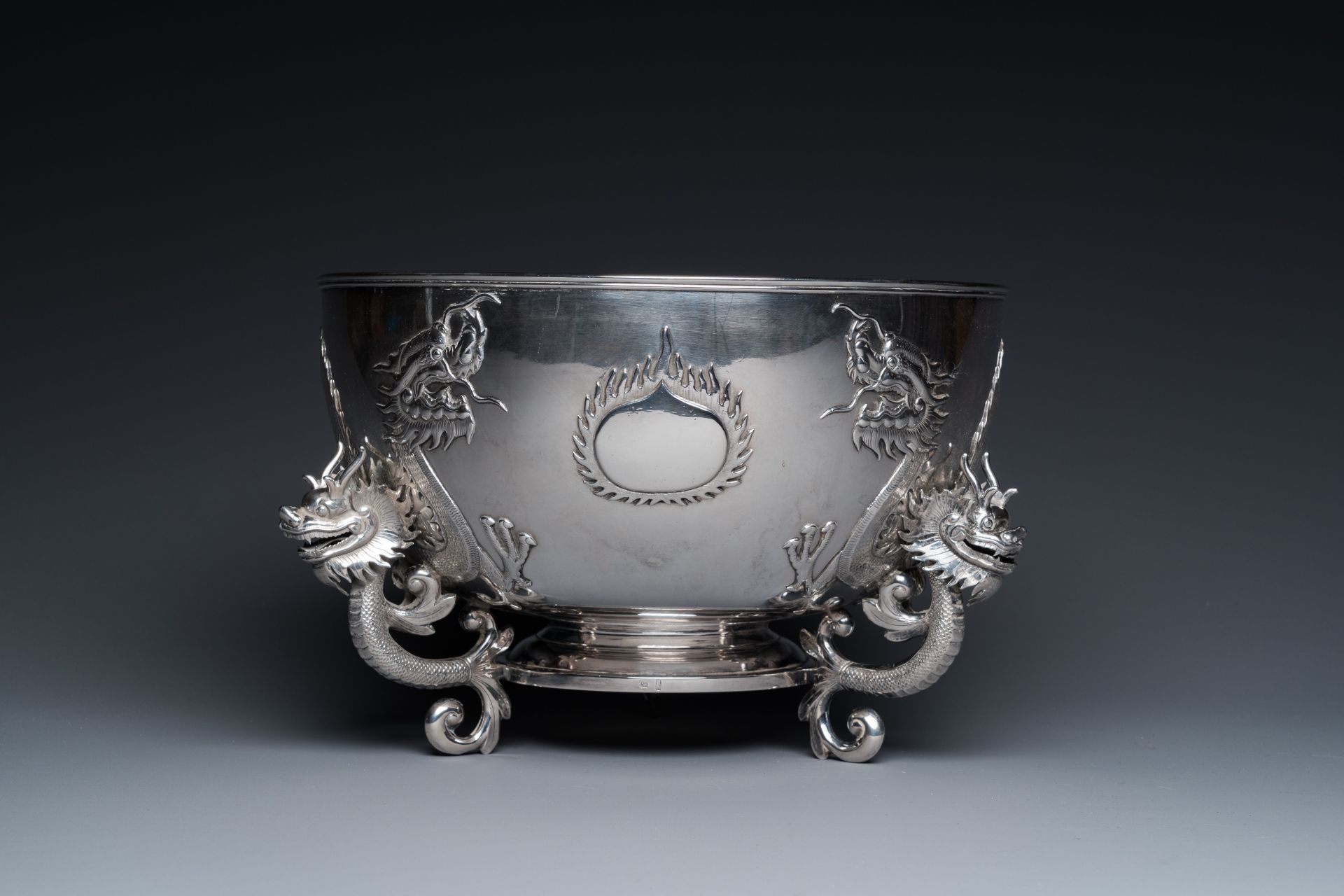 A large Chinese silver bowl resting on three dragon feet, marked for Kun He, Shanghai, 19/20th C. - Image 3 of 12