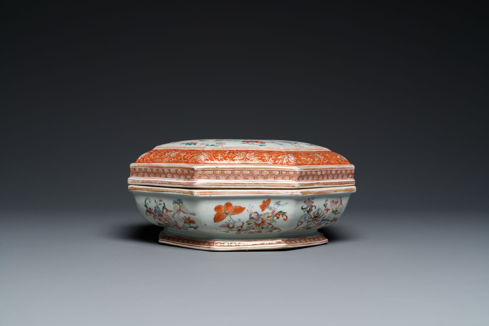 A Chinese famille rose, iron-red and gilt octagonal box and cover with butterflies, Yongzheng - Bild 10 aus 10