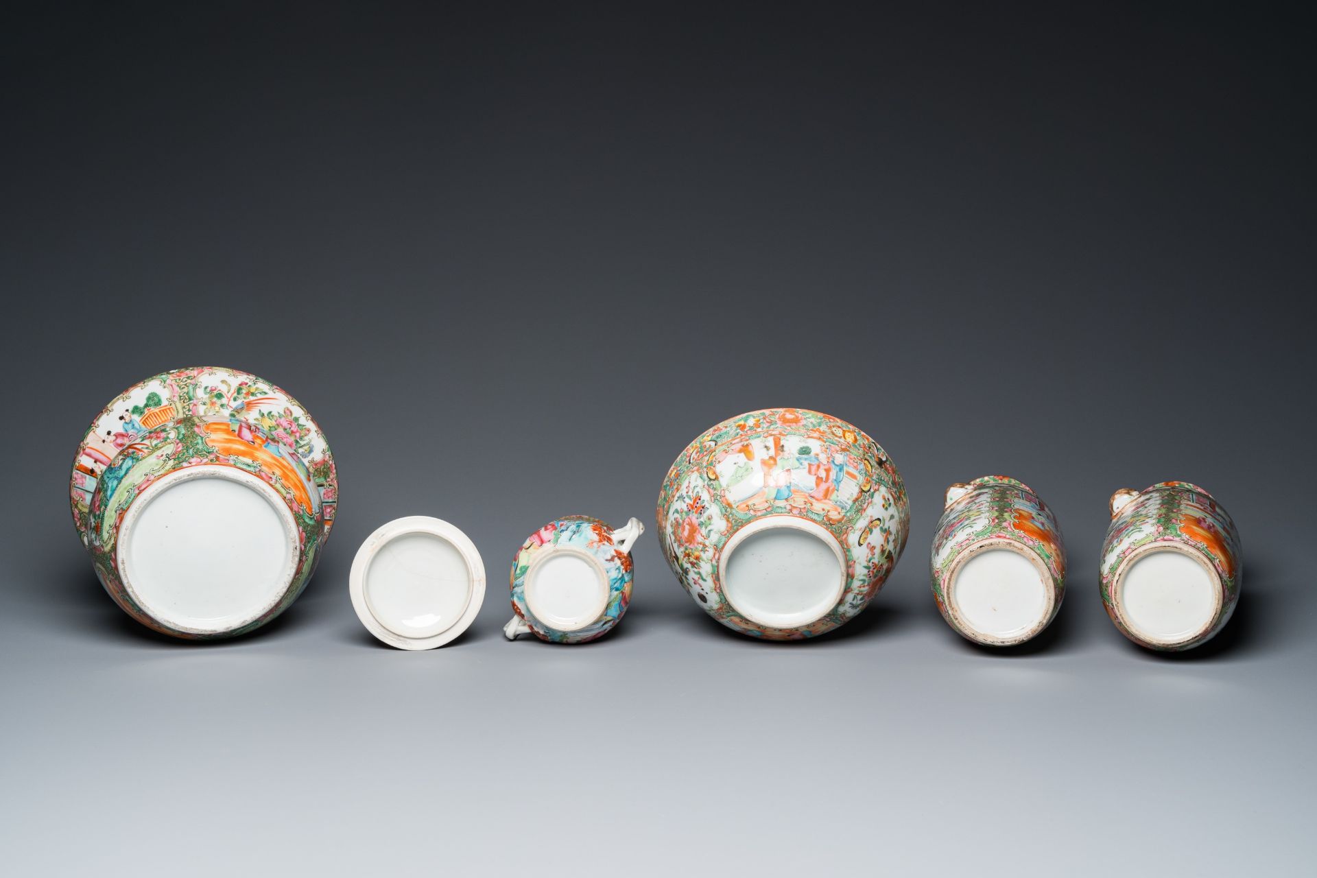 An extensive collection of Chinese Canton famille rose porcelain, 19th C. - Bild 13 aus 13