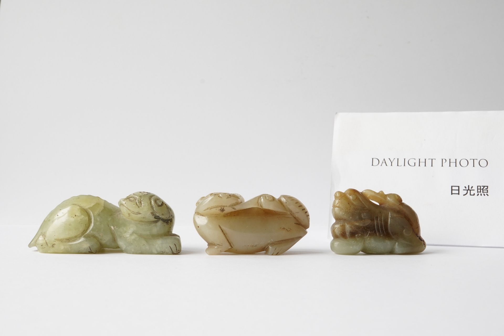 Five Chinese celadon and russet jade carvings, 19th C. - Bild 8 aus 21