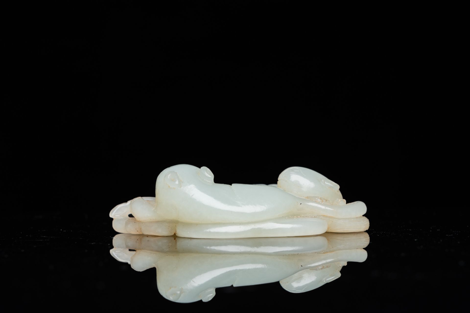 A Chinese 'twin cat' carved jade pendant, Qing - Image 4 of 7