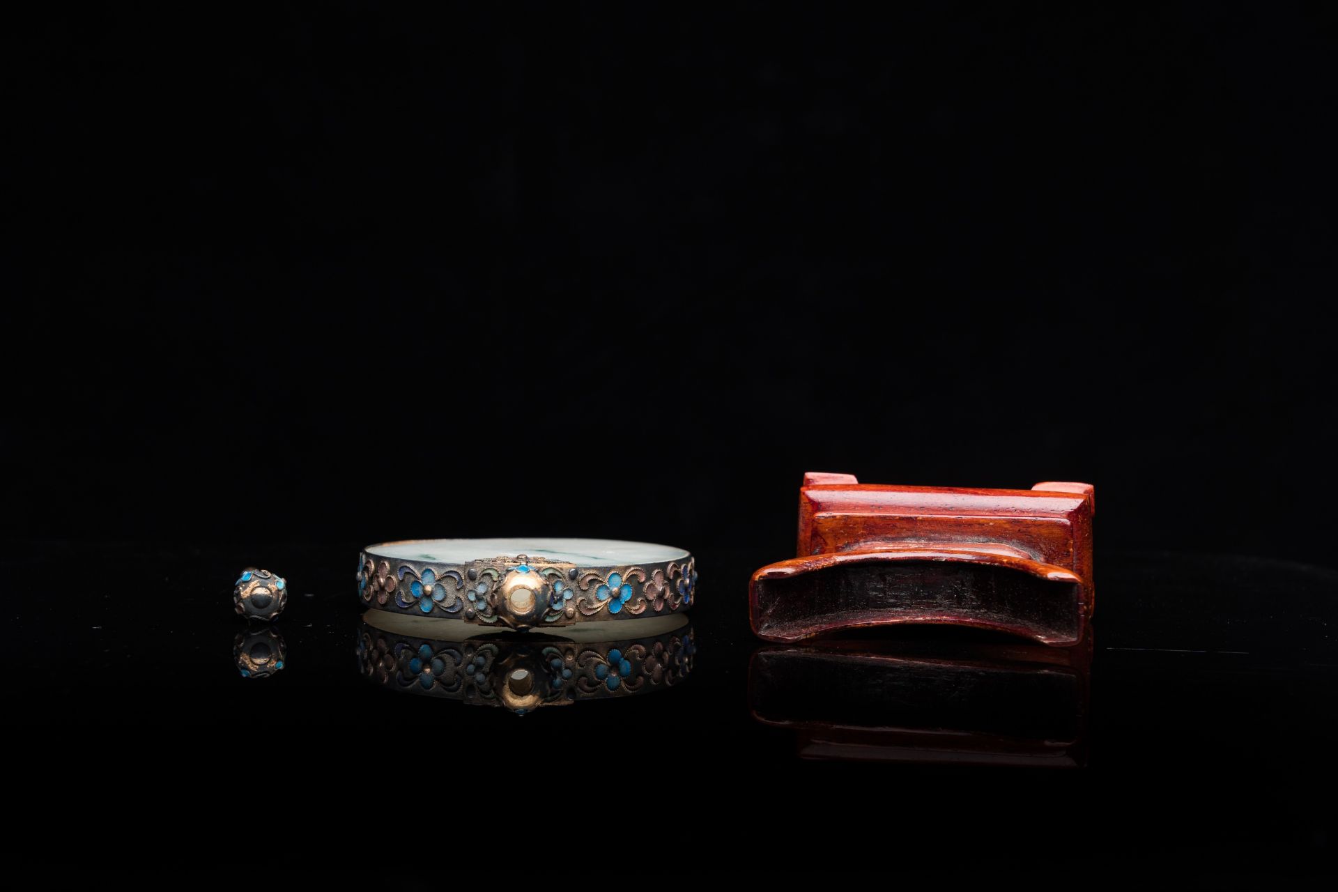 Four Chinese inlaid silver-mounted jade snuff bottles, 19/20th C. - Image 15 of 16