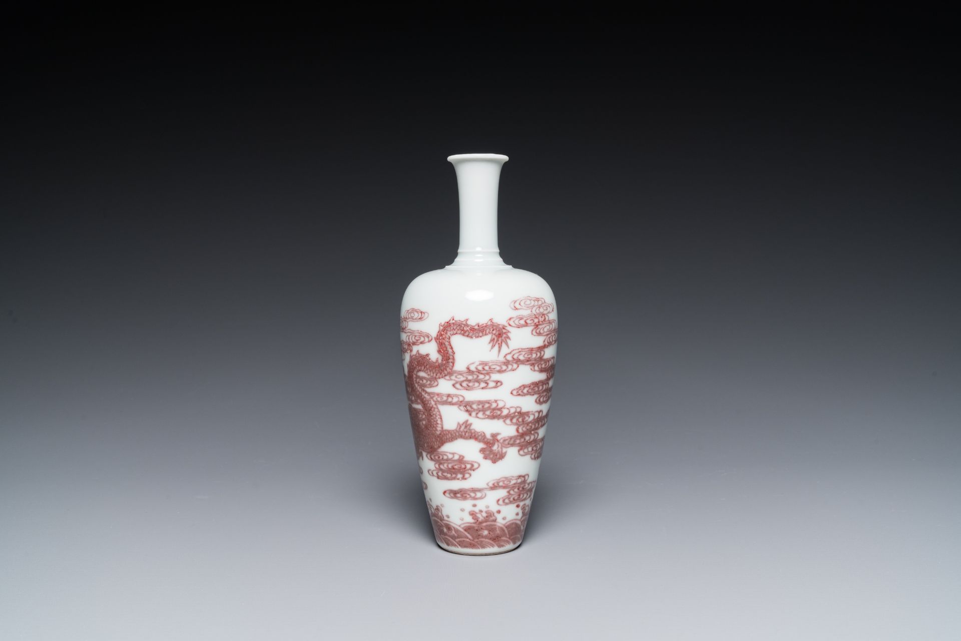 A Chinese copper-red 'dragon' vase on wooden stand, Kangxi mark, 19/20th C. - Image 4 of 7