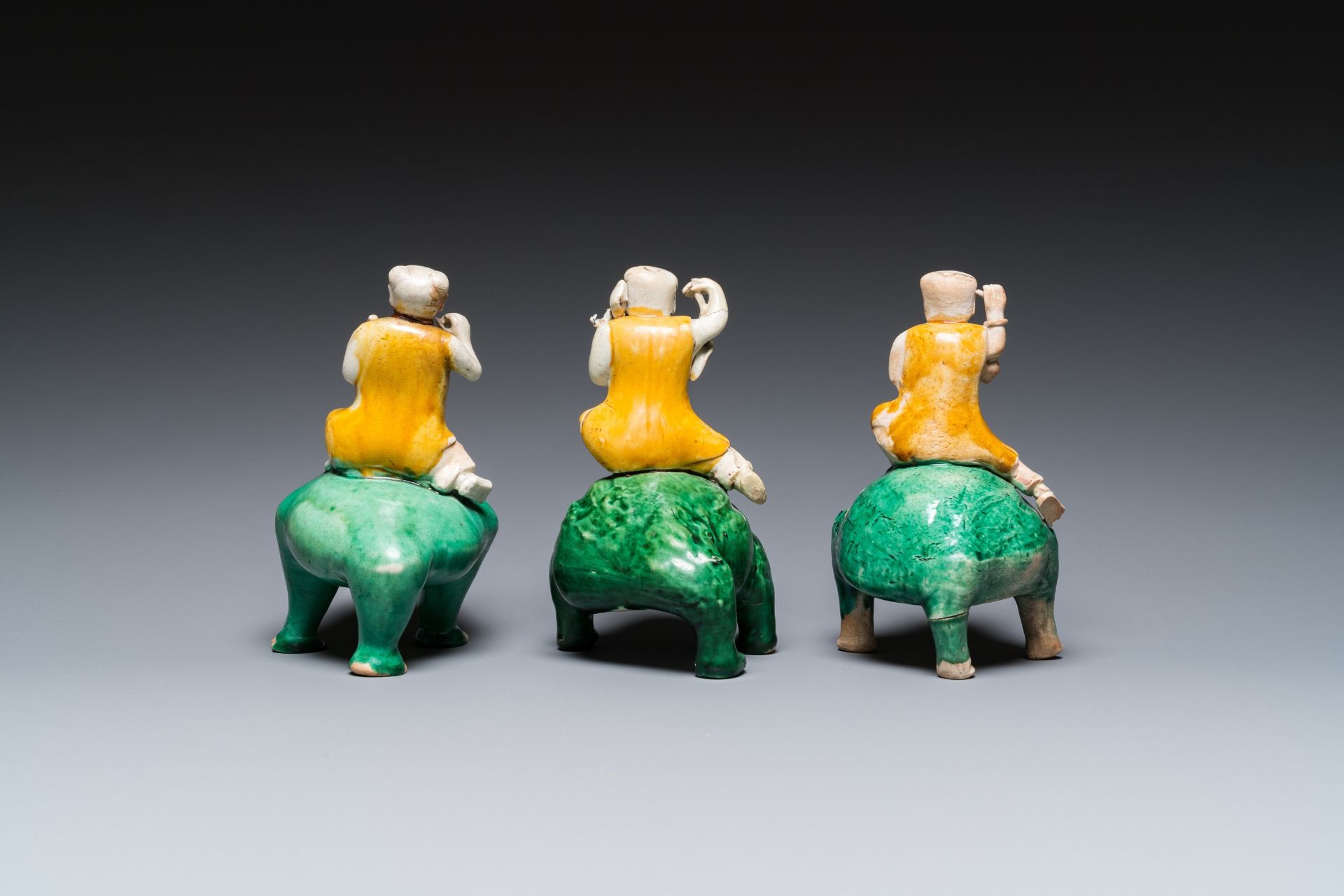 Three Chinese verte biscuit sculptures of Liu Hai on the three-legged toad, Kangxi - Bild 4 aus 7