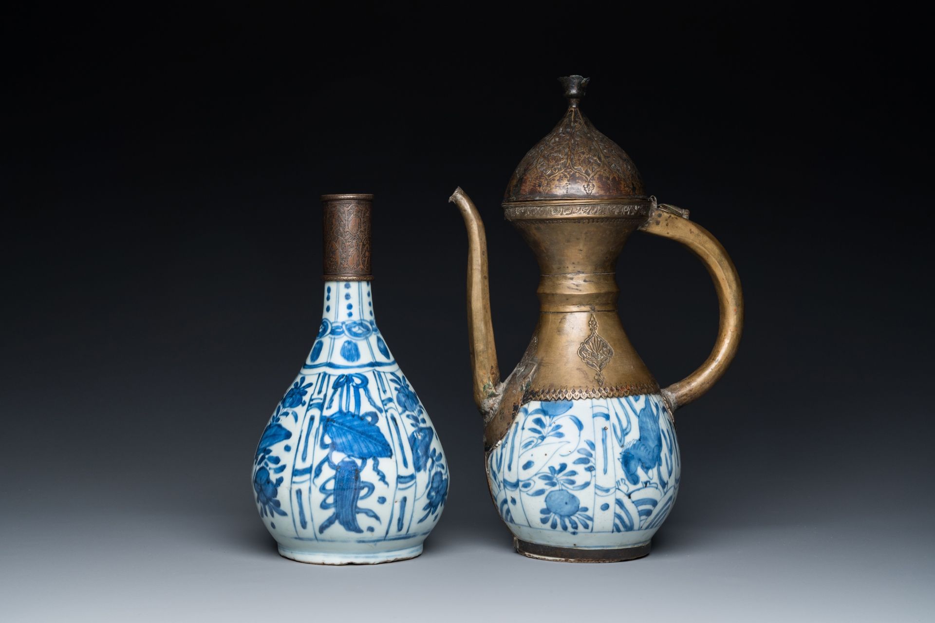 Two Chinese blue and white vases with bronze mounts for the Islamic market, Wanli - Bild 2 aus 7