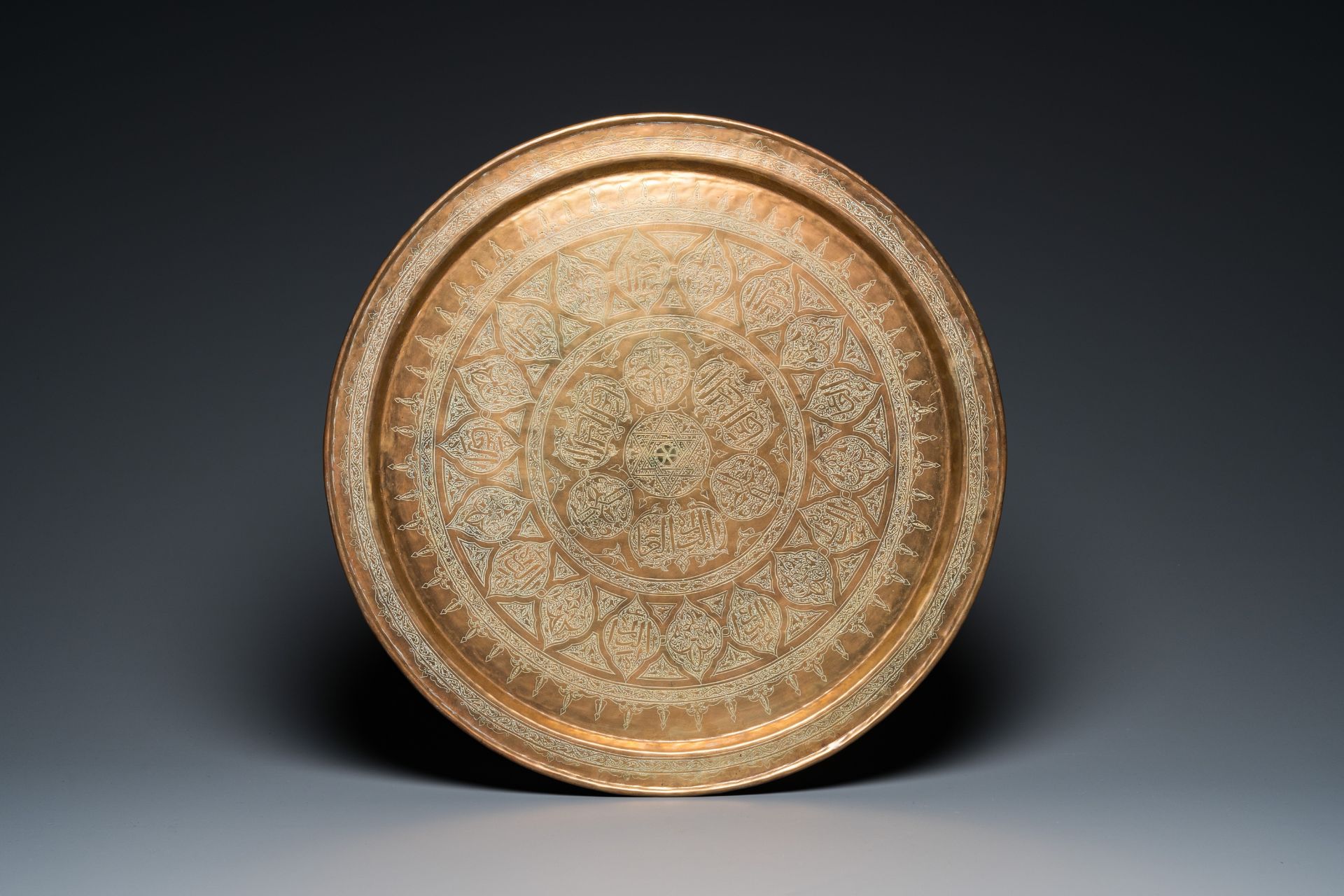 Two large Islamic Mamluk-style brass dishes, Egypt or Syria, 19th C. - Image 2 of 5