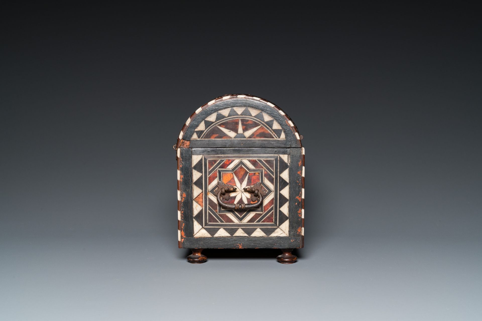 A tortoise-veneered and bone-inlaid wooden casket, probably Turkey, 17th C. - Image 3 of 8