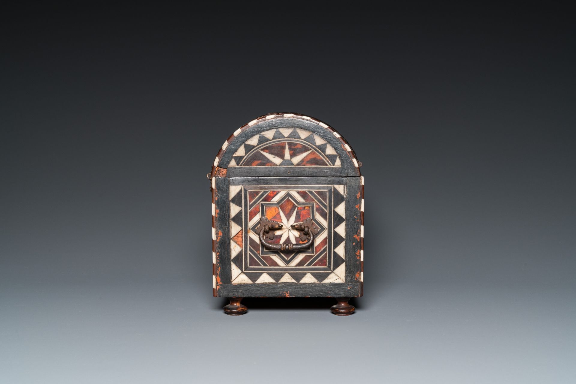 A tortoise-veneered and bone-inlaid wooden casket, probably Turkey, 17th C. - Bild 3 aus 8