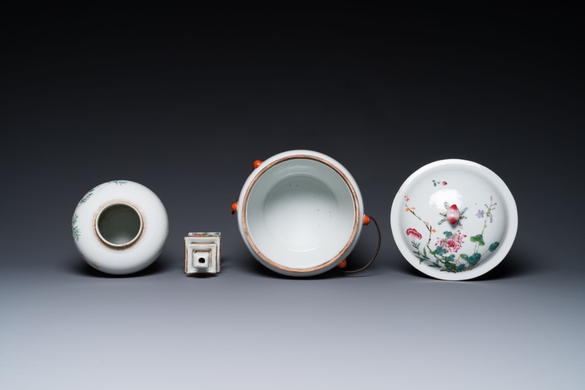 Four Chinese famille rose wares and three with coral-red-ground, 19/20th C. - Bild 12 aus 13