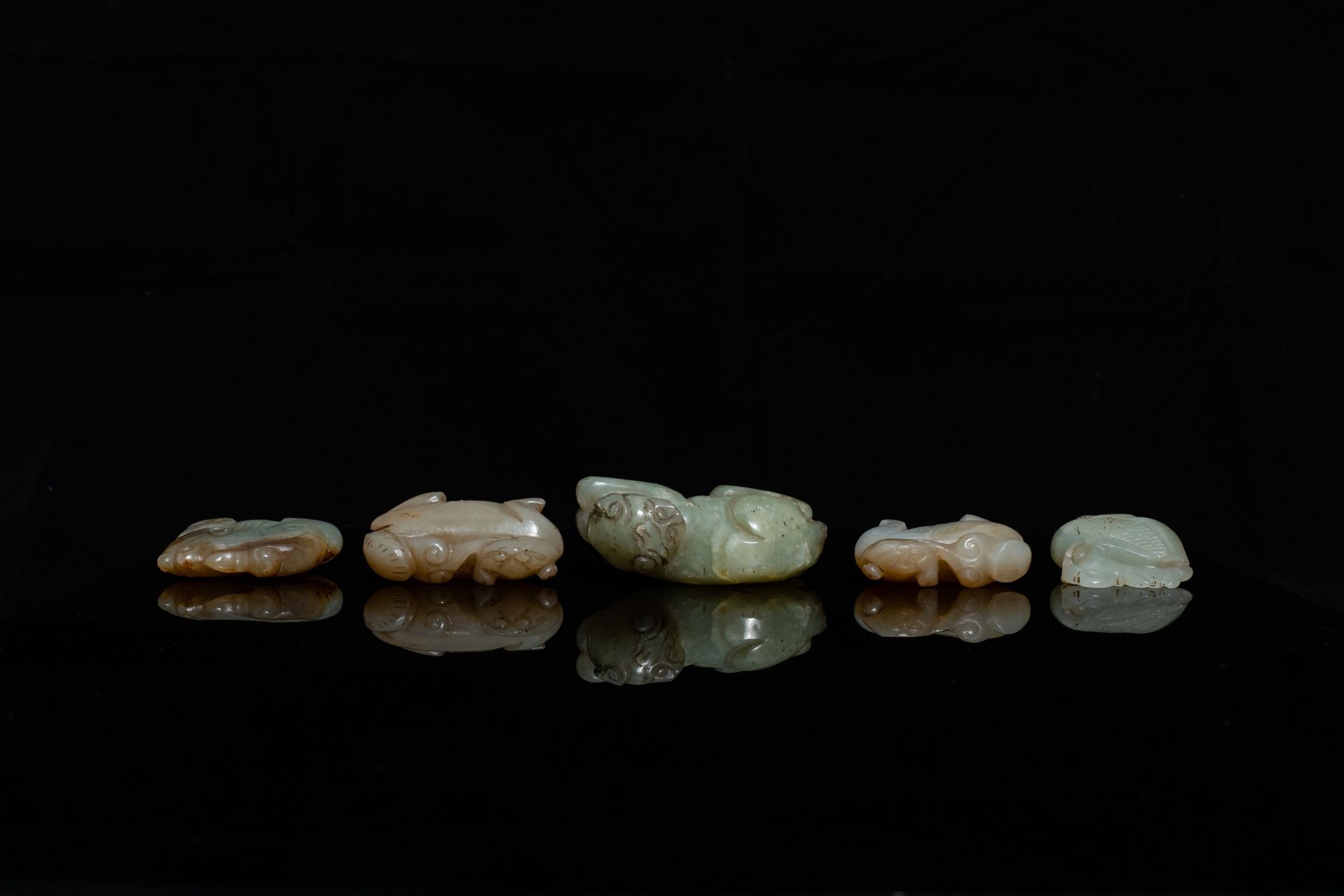 Five Chinese celadon and russet jade carvings, 19th C. - Bild 6 aus 21