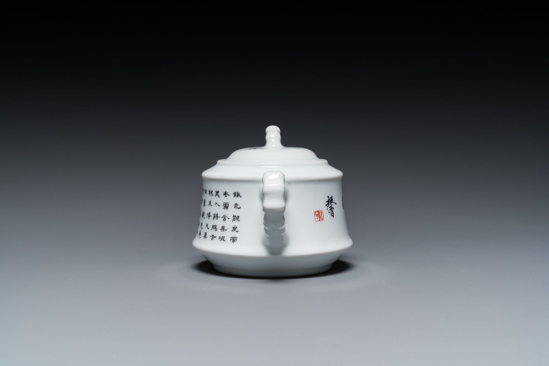 A Chinese 'calligraphy' teapot and cover, Jiangxi Porcelain Company, 20th C. - Image 5 of 7