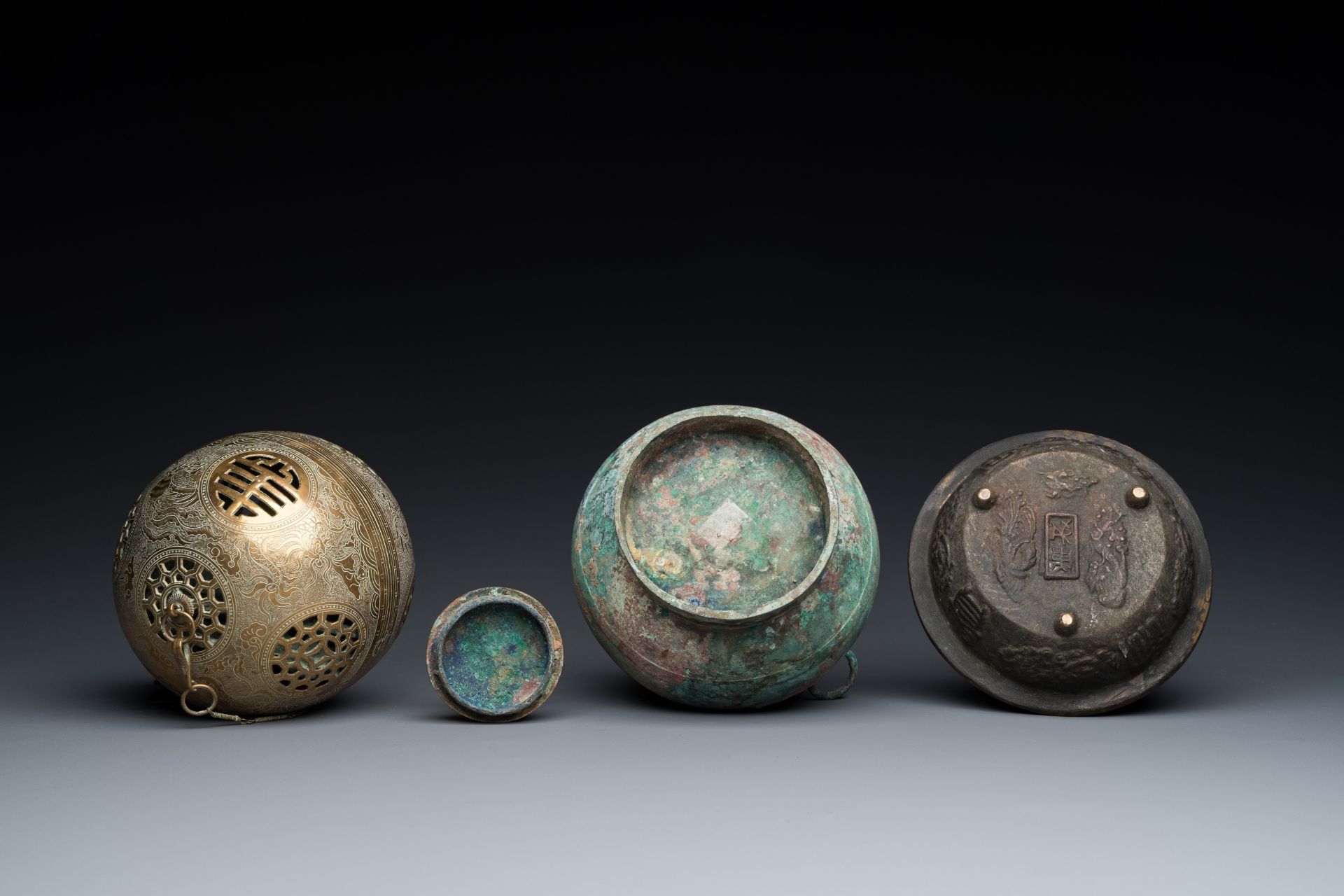 A varied collection of Chinese and Tibetan bronze, brass and wood objects, 19/20th C. - Bild 13 aus 13