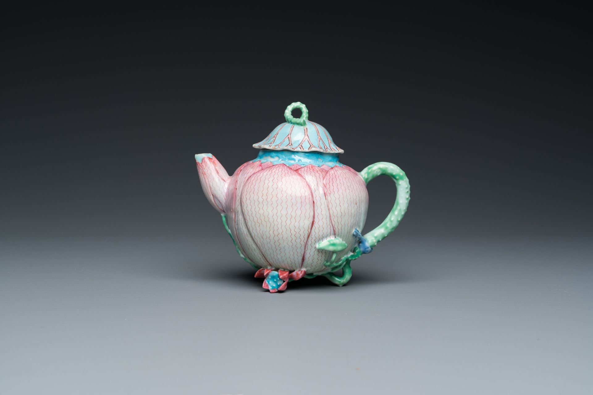 A Chinese famille rose 'lotus' teapot and cover, Yongzheng - Bild 2 aus 16