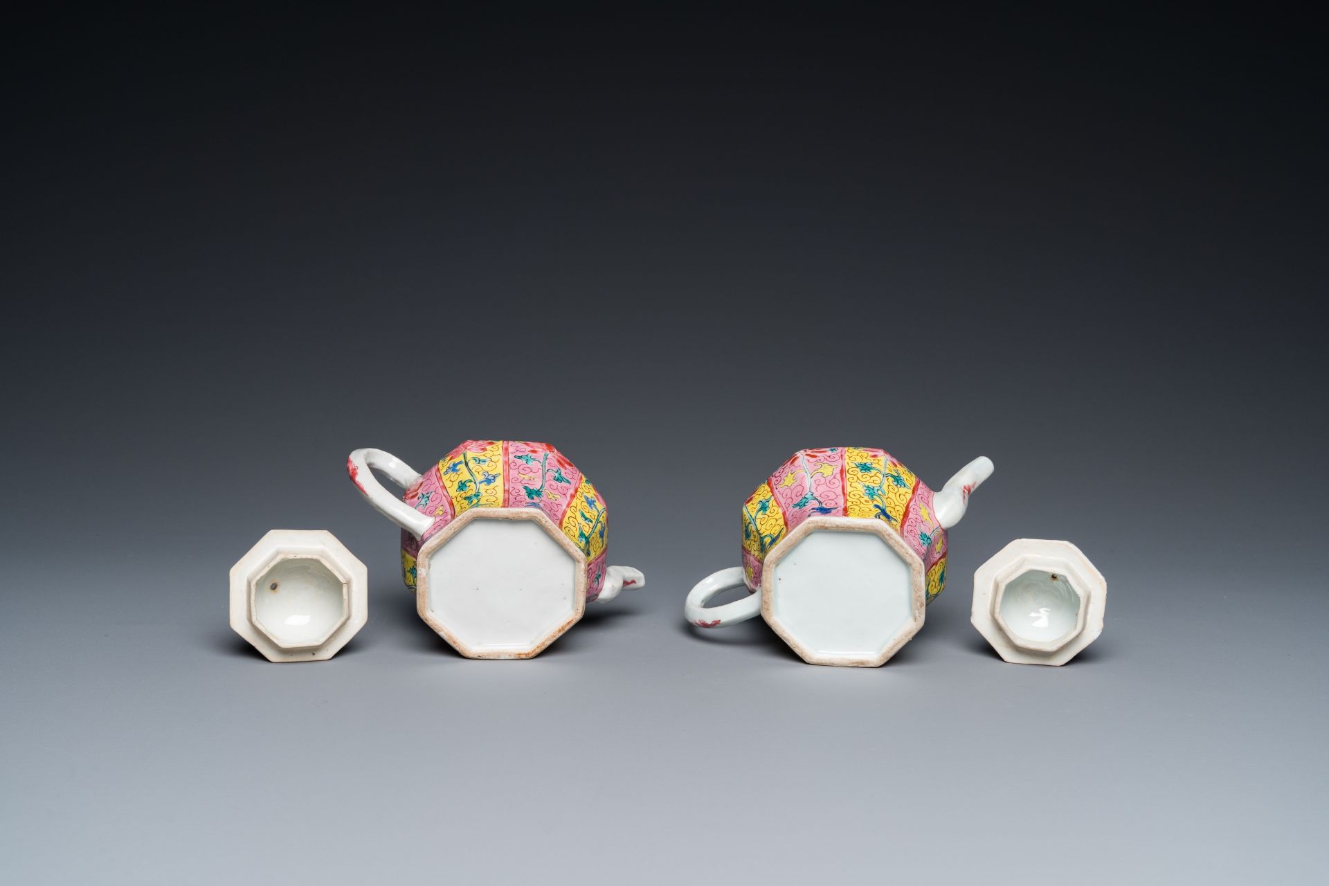 A pair of Chinese octagonal famille rose teapots on stands, Yongzheng - Bild 10 aus 11