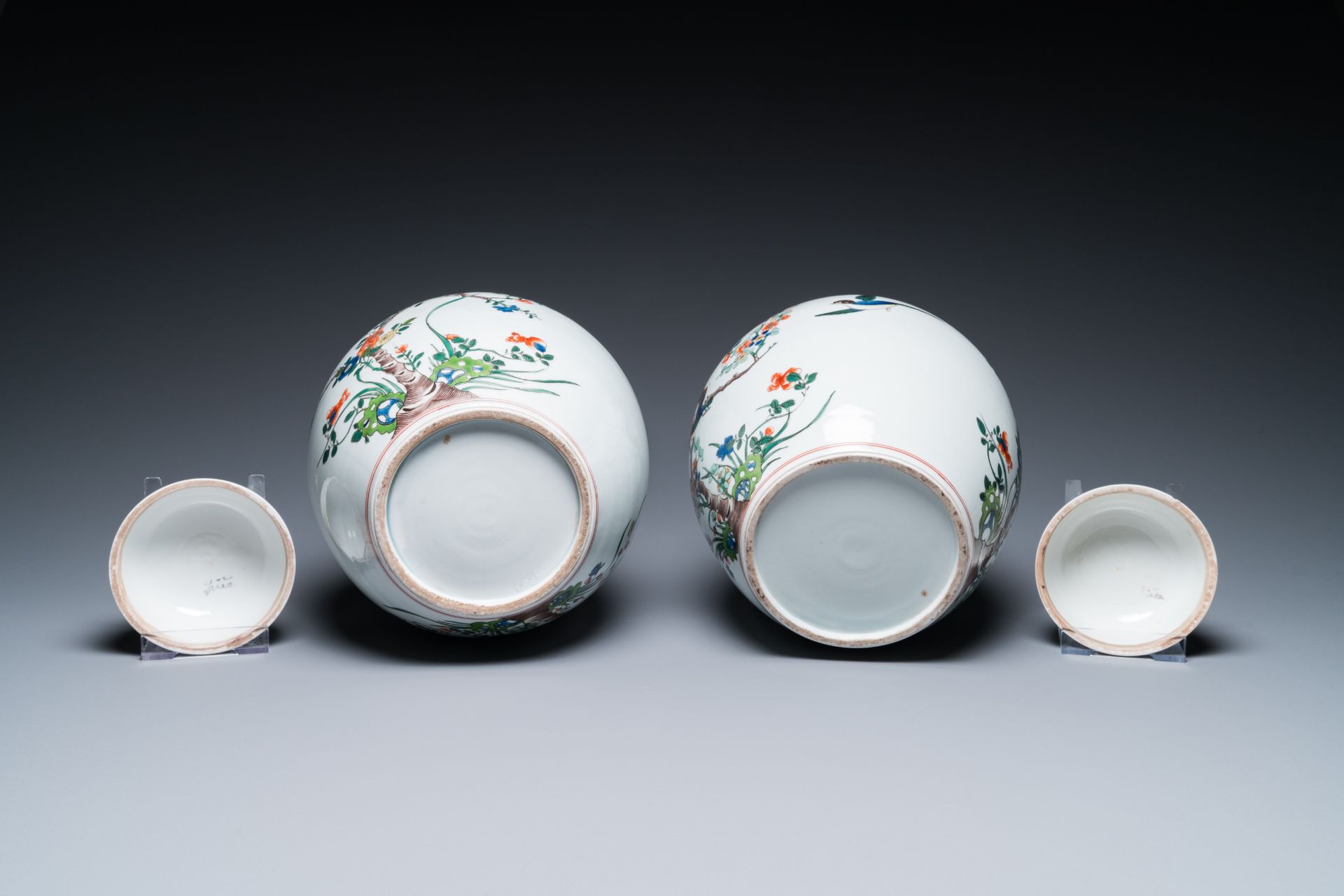 A Chinese famille rose 'Fort Folly' plate and a pair of Samson famille verte-style jars and covers, - Bild 9 aus 9