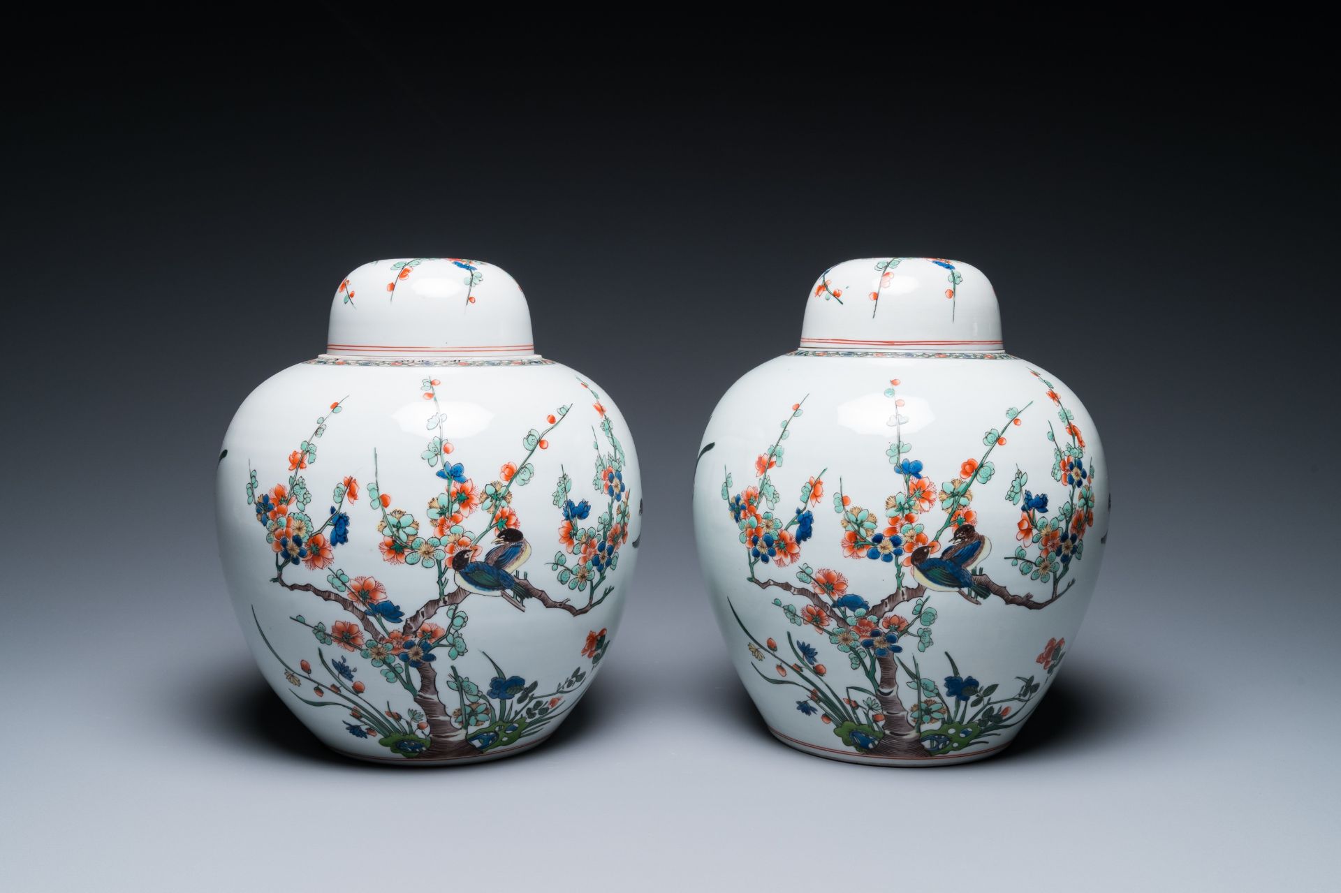 A Chinese famille rose 'Fort Folly' plate and a pair of Samson famille verte-style jars and covers, - Bild 6 aus 9