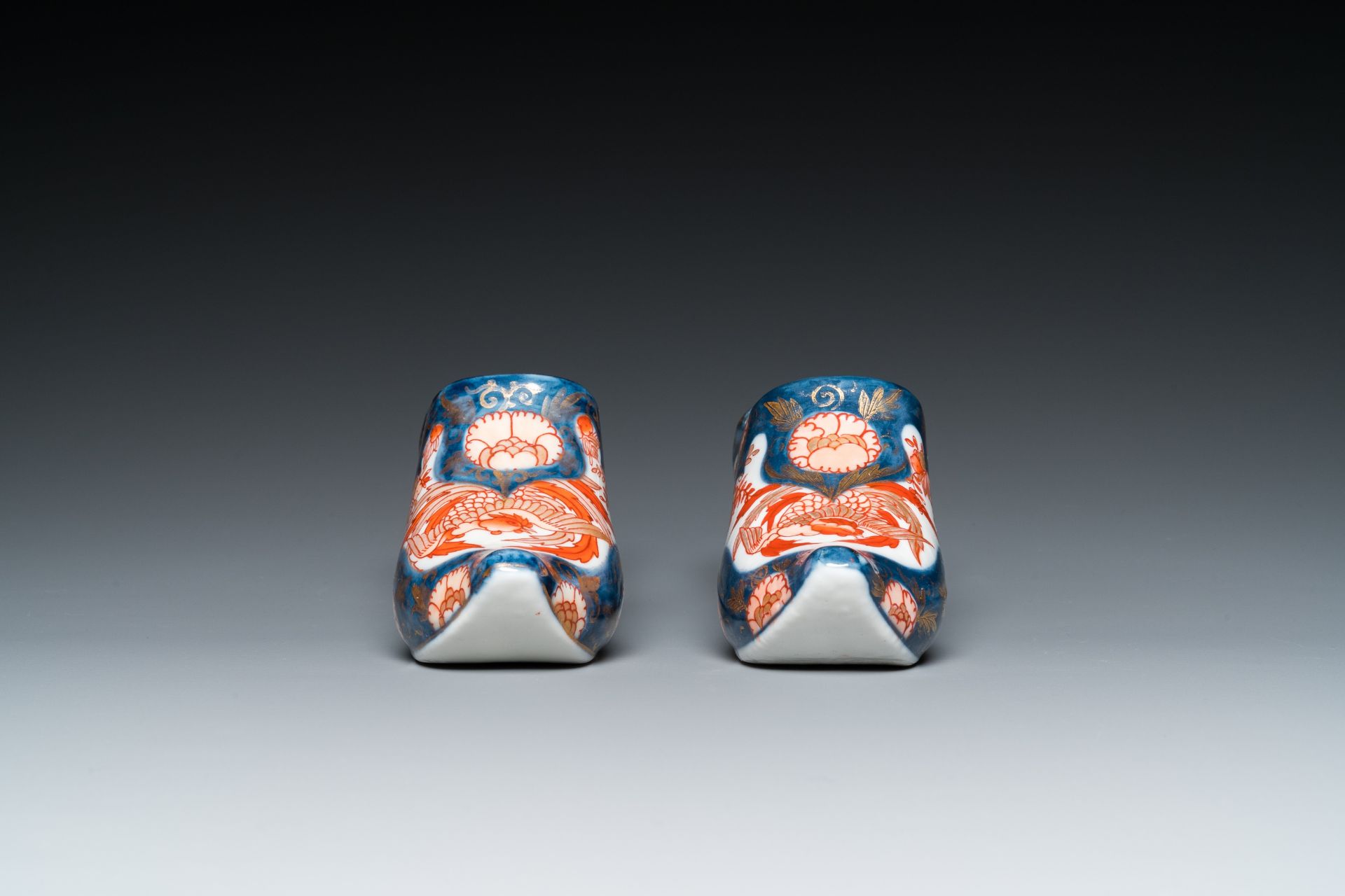 A pair of Imari-style miniature shoes after Dutch Delft examples, probably Samson, France, 19th C. - Image 4 of 7