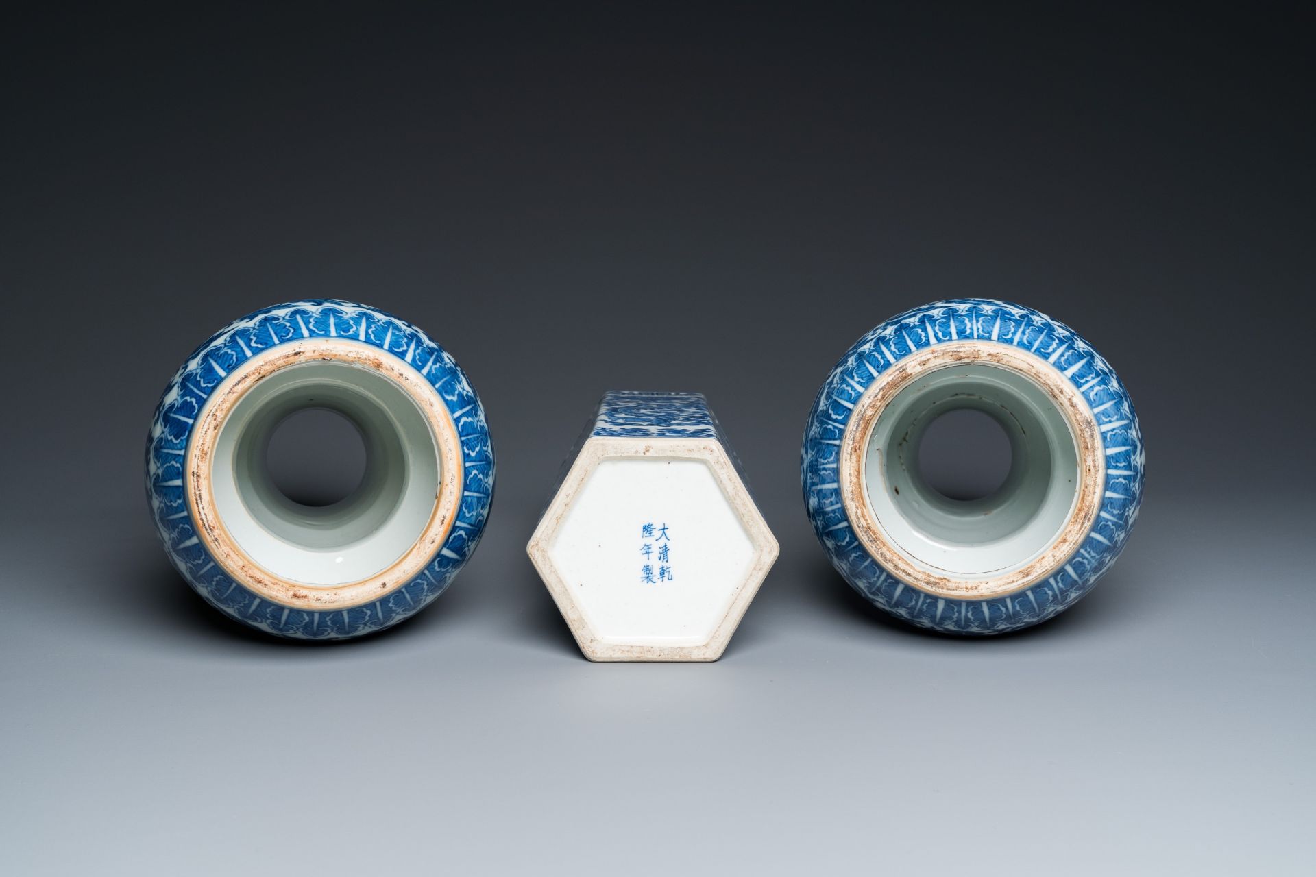 Three Chinese blue and white vases, 19th C. - Bild 6 aus 6