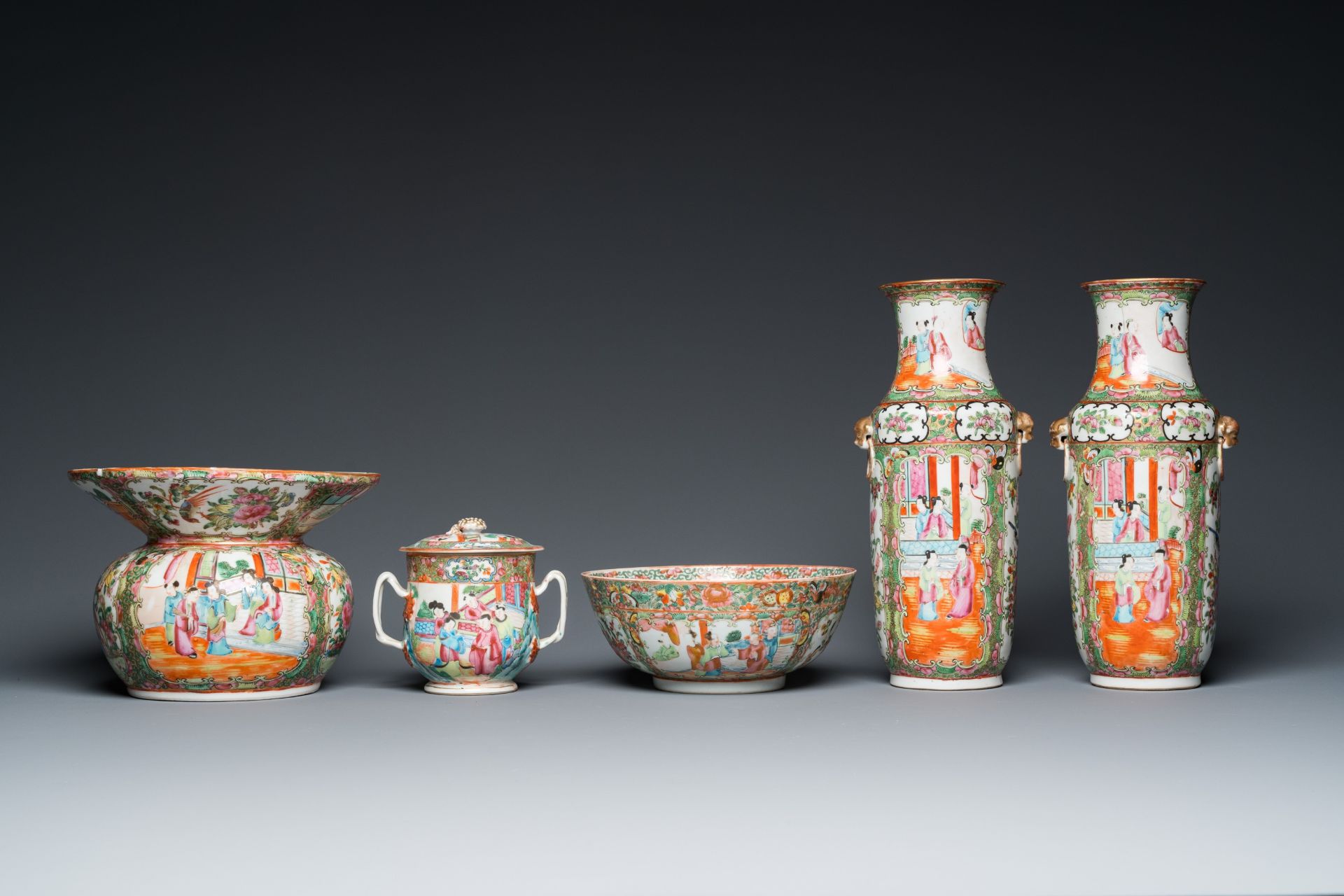 An extensive collection of Chinese Canton famille rose porcelain, 19th C. - Bild 8 aus 13