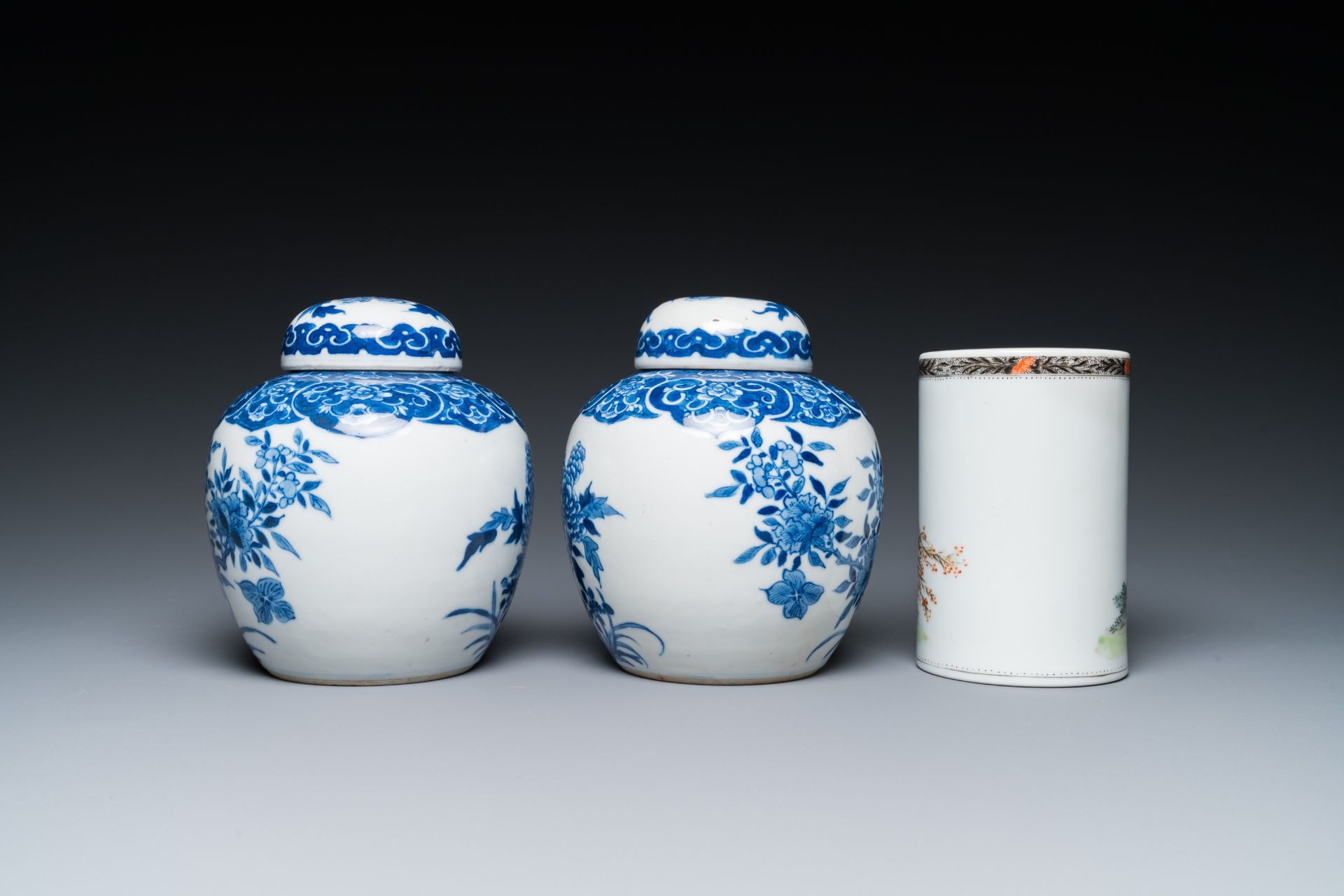 A Chinese famille rose dish, a brush pot and a pair of blue and white jars and covers, 19/20th C. - Image 12 of 15