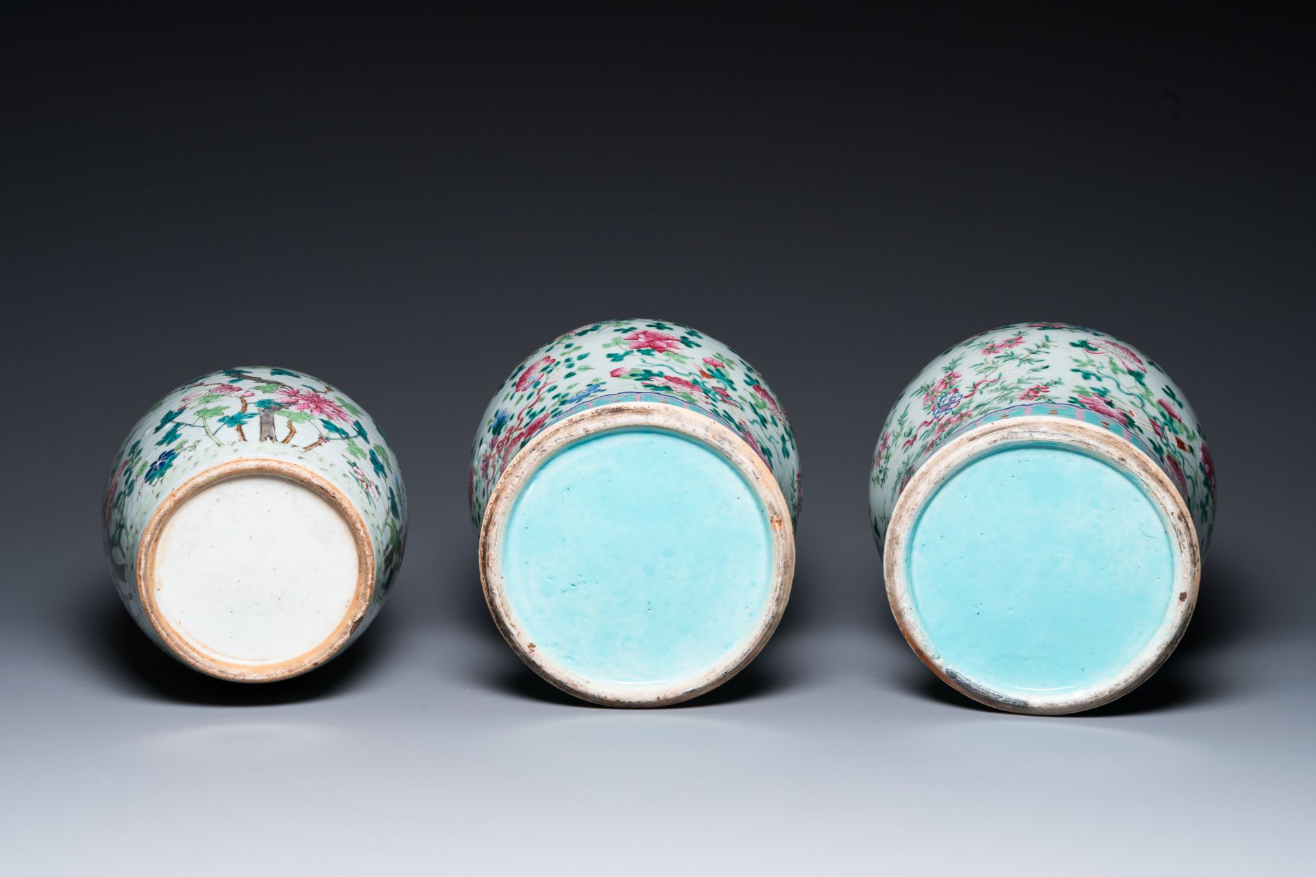 Three Chinese famille rose vases, a hat stand and a blue and white celadon-ground jar and cover, 19t - Bild 6 aus 15