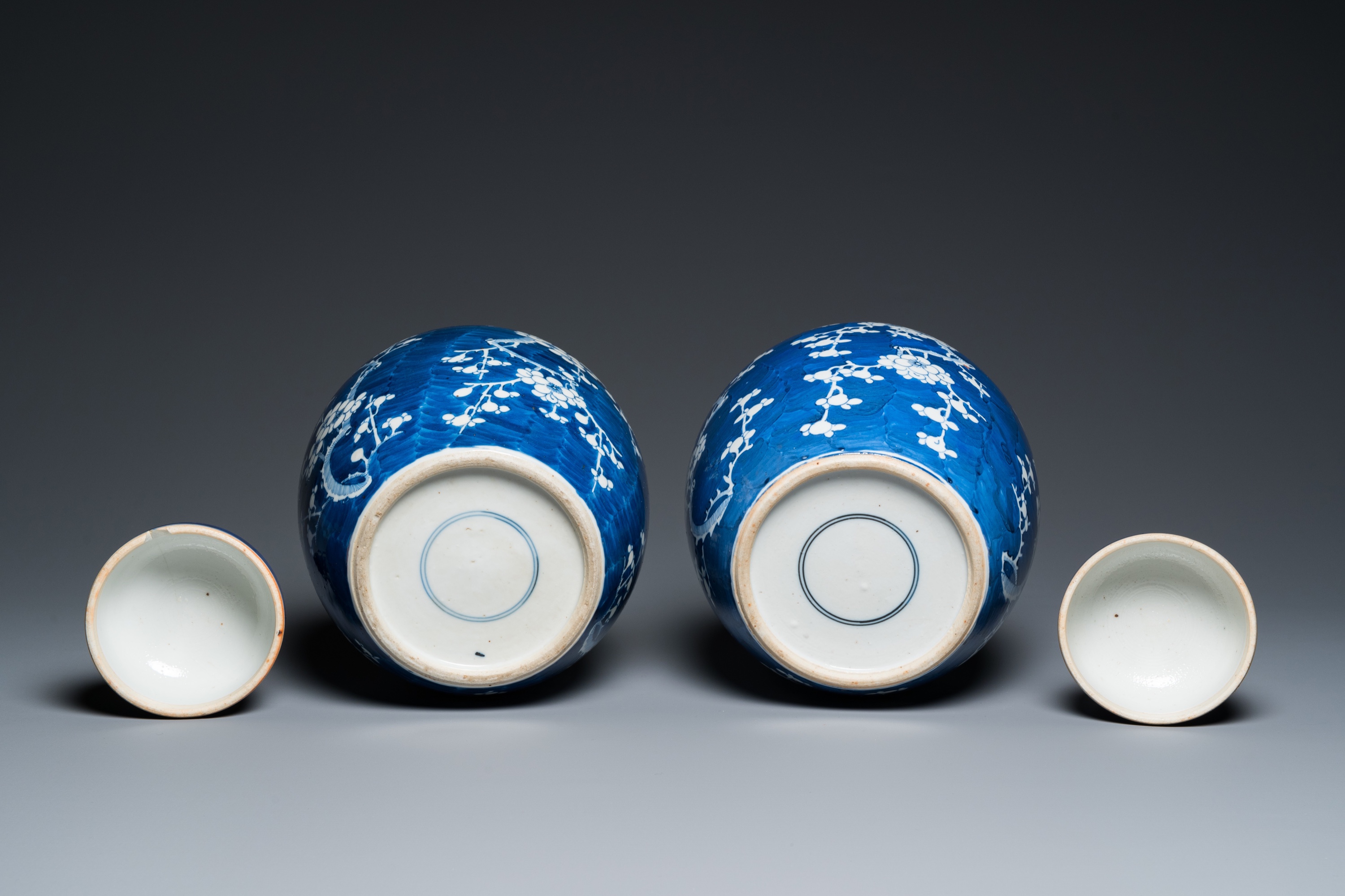 A pair of Chinese blue and white jars and covers, 19th C. - Image 7 of 7