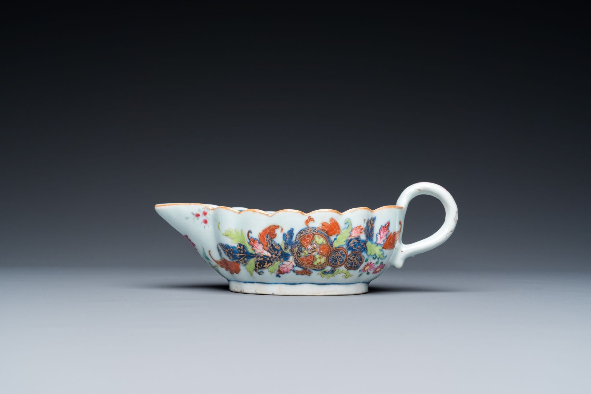 A Chinese famille rose 'pseudo-tobacco leaf' sauce boat on stand, Qianlong - Bild 5 aus 10