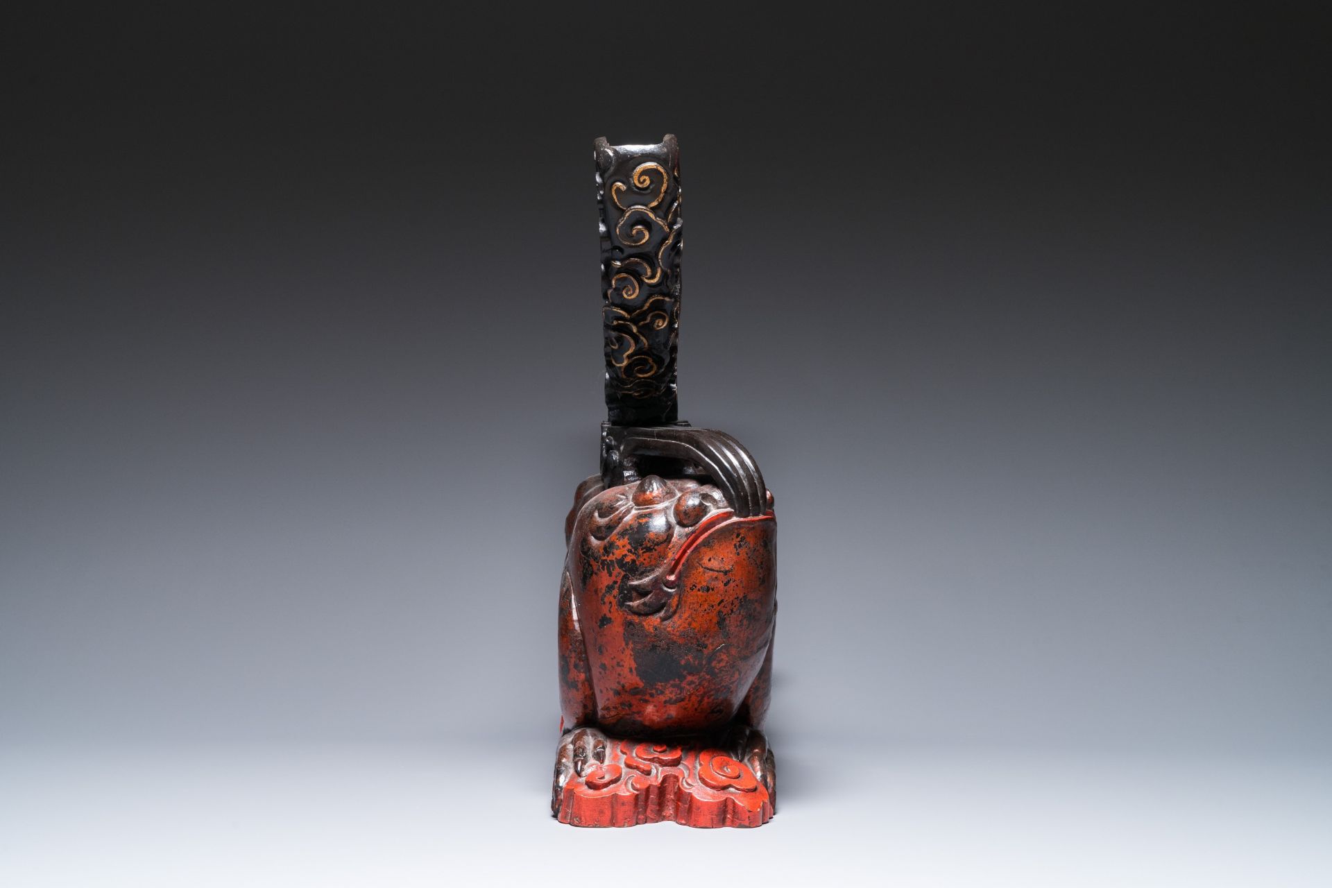 A large Chinese lacquered wooden stand in the shape of a three-legged toad, Ming - Bild 4 aus 7