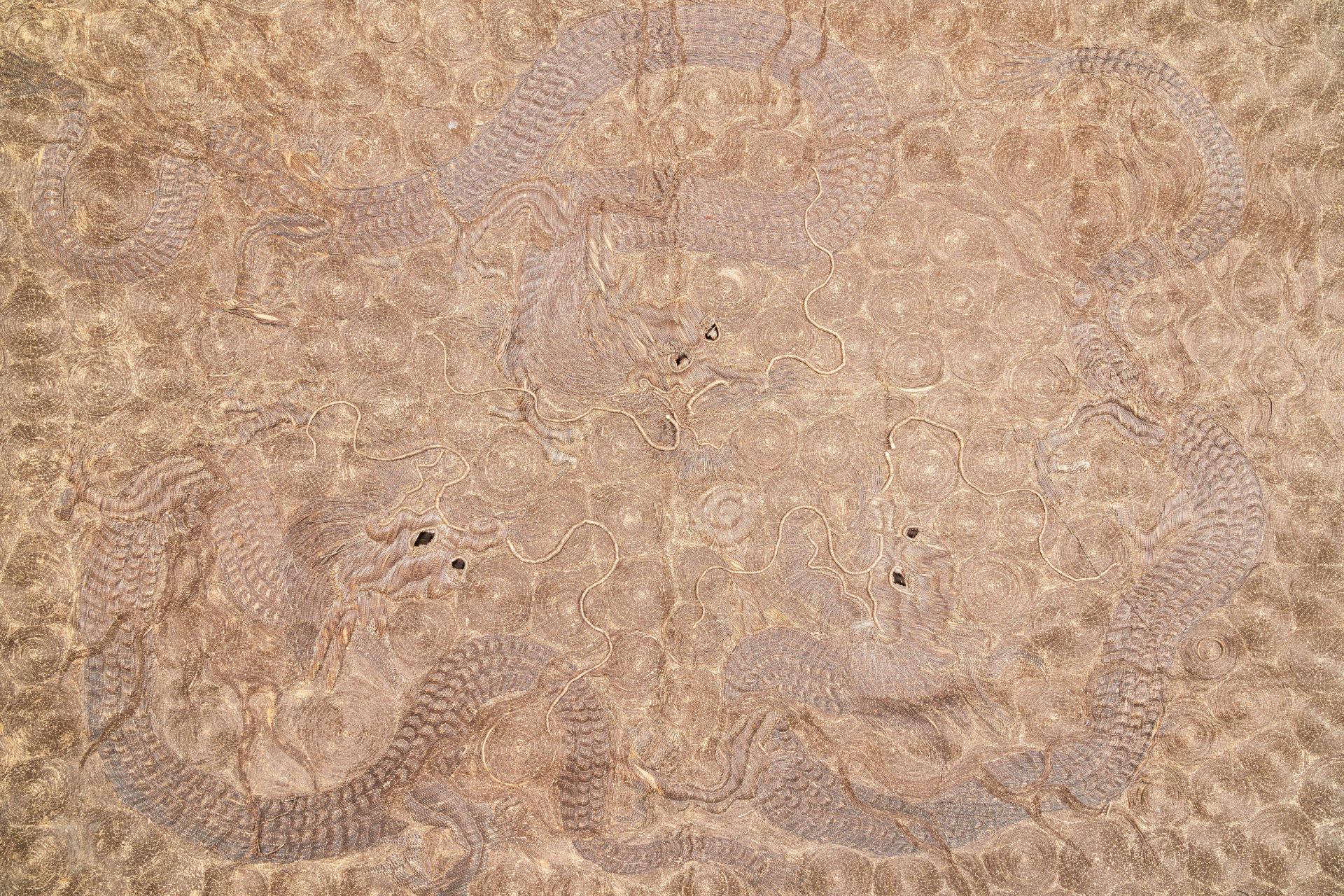 A large Japanese metal-thread-embroidered 'three dragons' wall tapestry, Edo, 18/19th C. - Image 3 of 8