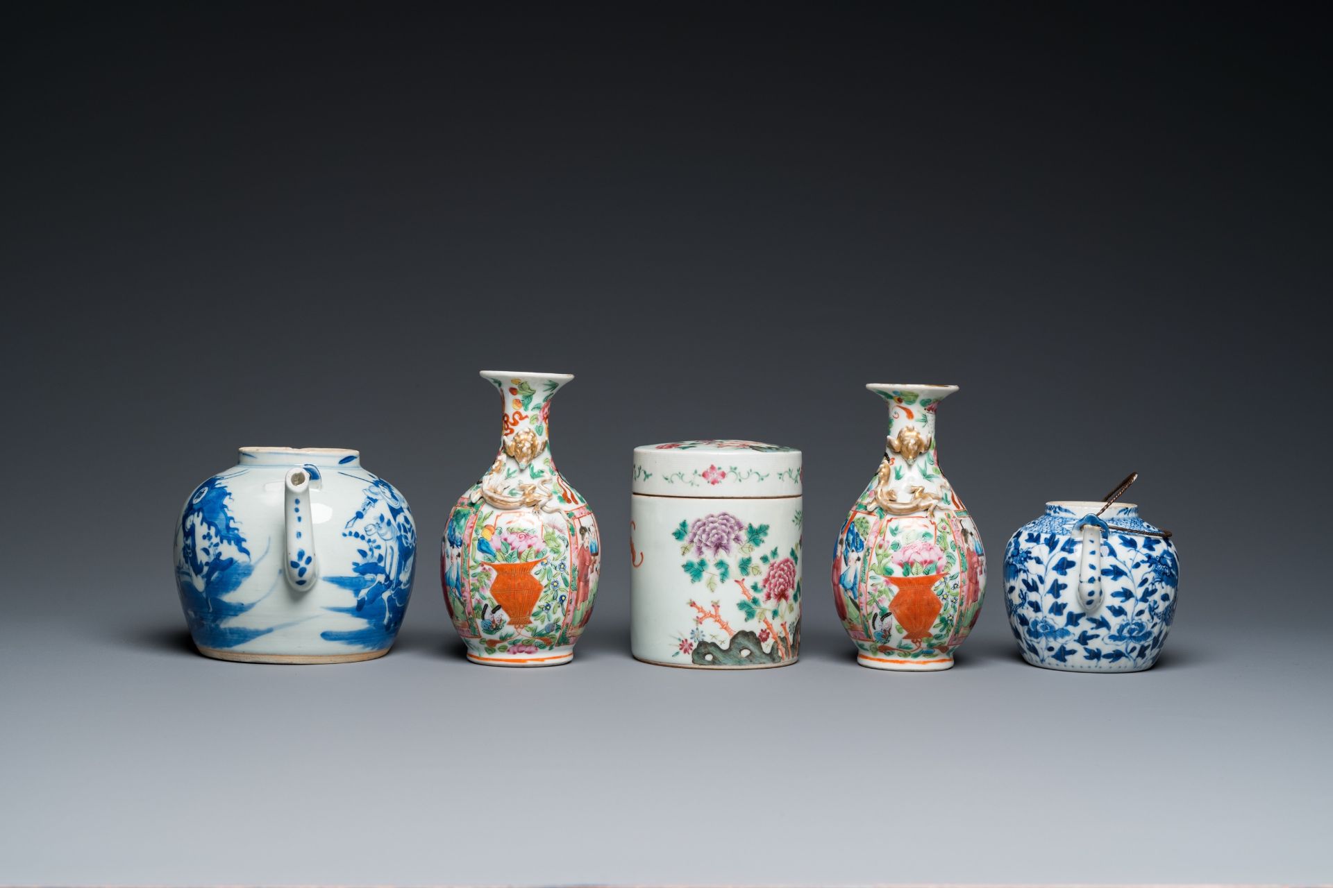 An extensive collection of varied Chinese porcelain wares, 19/20th C. - Image 11 of 15